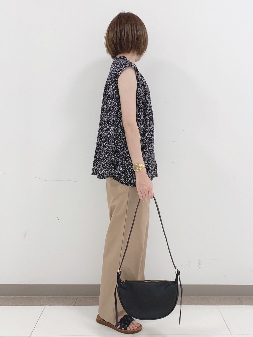 ブラック系のシャツ/ブラウス、ベージュ系のその他パンツ、ブラック系のサンダルを着用したレディースの夏コーディネートの2枚目の写真