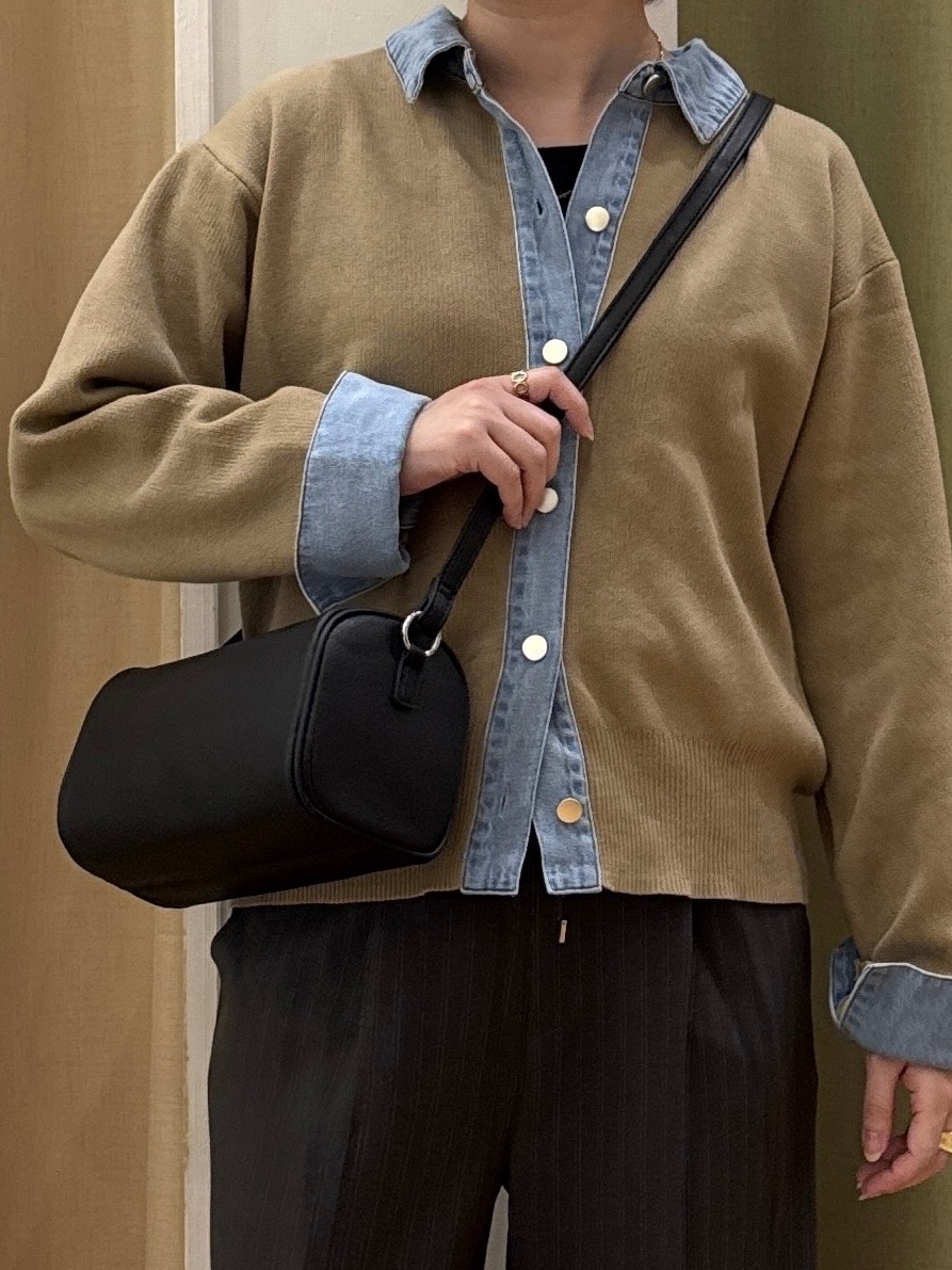 ベージュ系のカーディガン/ボレロ、グレー系のその他パンツ、ブラック系のパンプスを着用したレディースの秋コーディネートの5枚目の写真