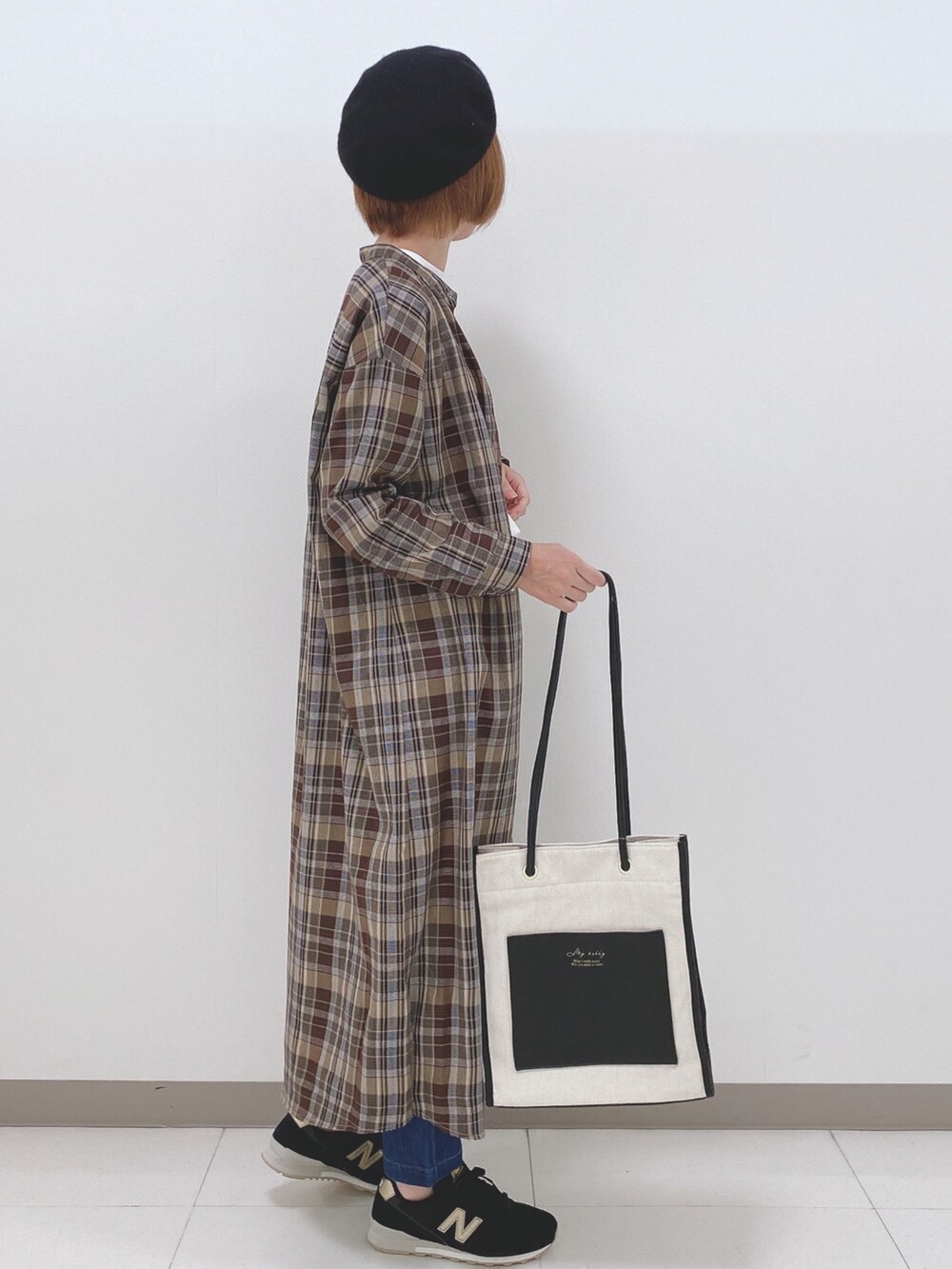 ベージュ系のワンピース、ホワイト系のTシャツ/カットソー、ブルー系のその他パンツを着用したレディースの秋コーディネートの2枚目の写真