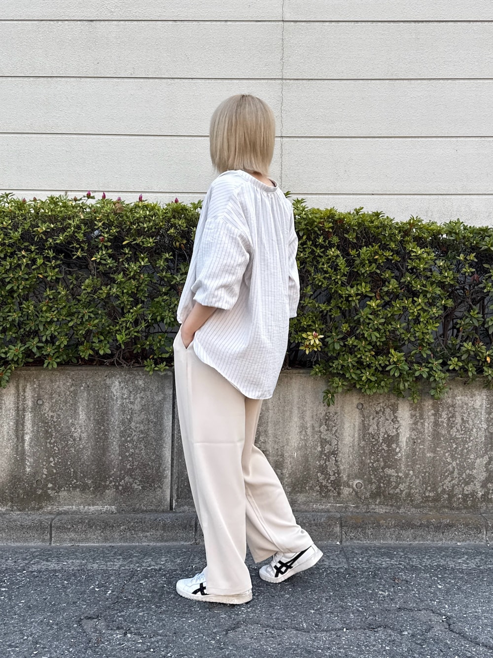 ベージュ系のシャツ/ブラウス、ベージュ系のその他パンツを着用したレディースの春コーディネートの2枚目の写真