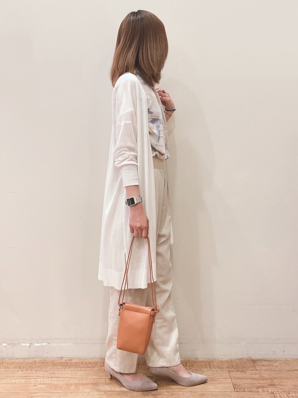 ベージュ系のシャツ/ブラウス、ベージュ系のその他パンツ、ホワイト系のカーディガン/ボレロを着用したレディースの春コーディネートの2枚目の写真