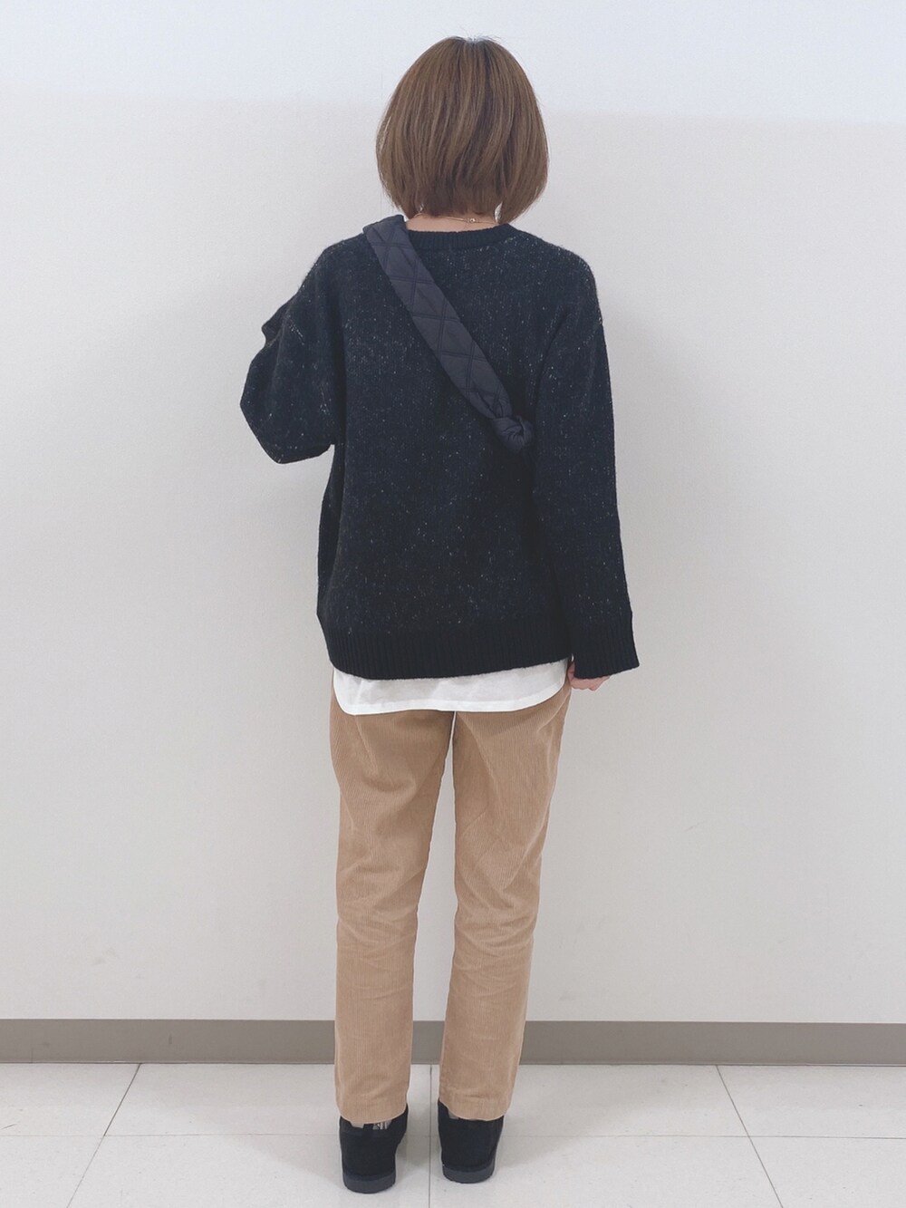 ブラック系のニット/セーター、ホワイト系のTシャツ/カットソー、イエロー系のその他パンツを着用したレディースの秋コーディネートの3枚目の写真