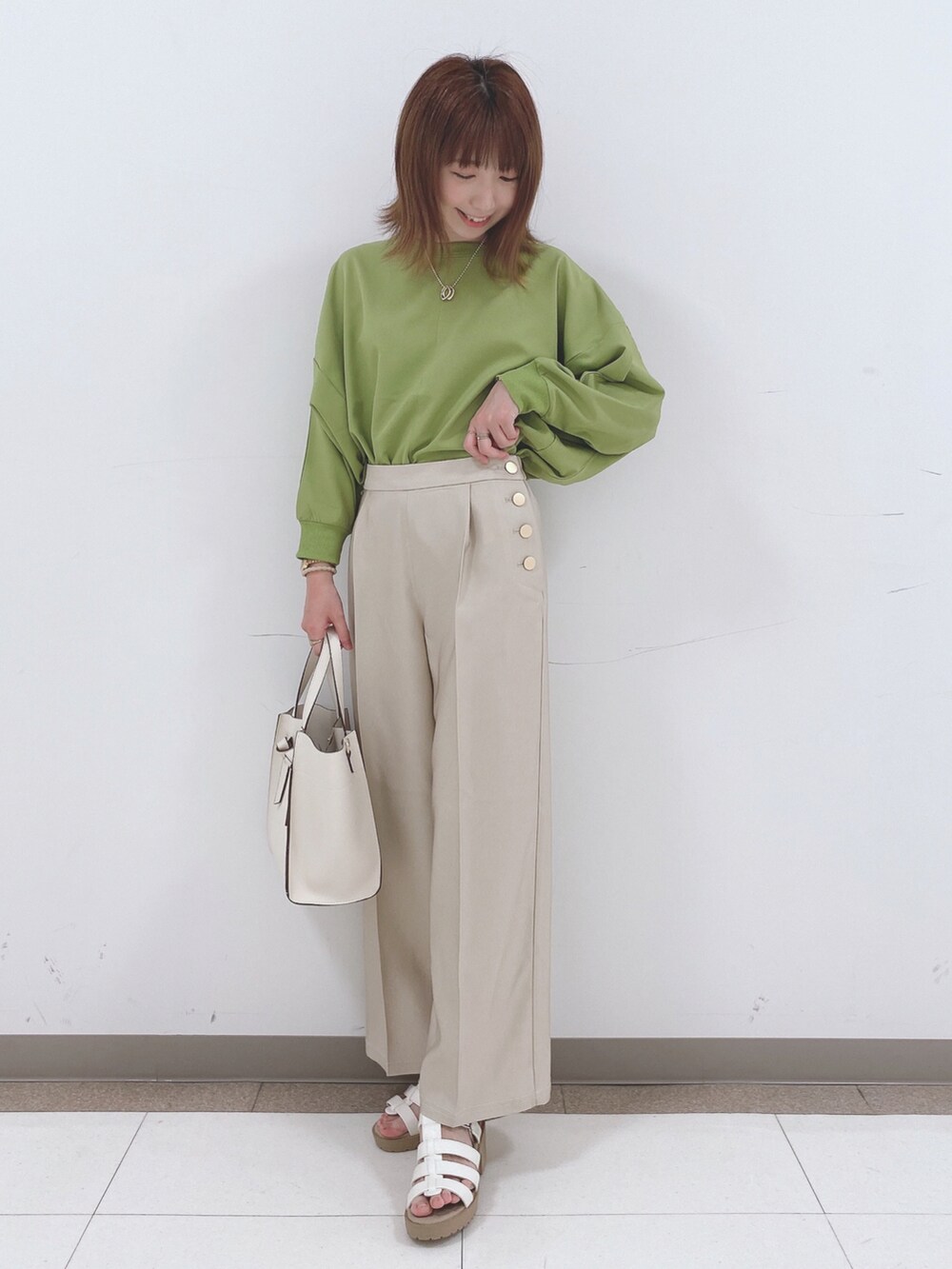 グリーン系のシャツ/ブラウス、ベージュ系のその他パンツ、ホワイト系のサンダルを着用したレディースの春コーディネートの4枚目の写真