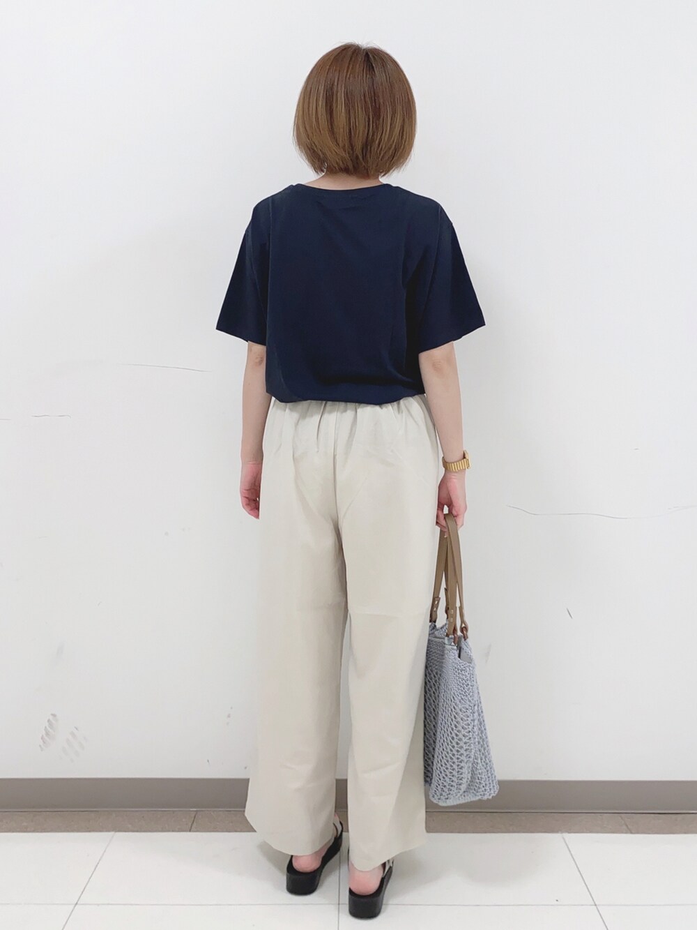 ブルー系のTシャツ/カットソー、ベージュ系のその他パンツ、シルバー系のサンダルを着用したレディースの夏コーディネートの3枚目の写真