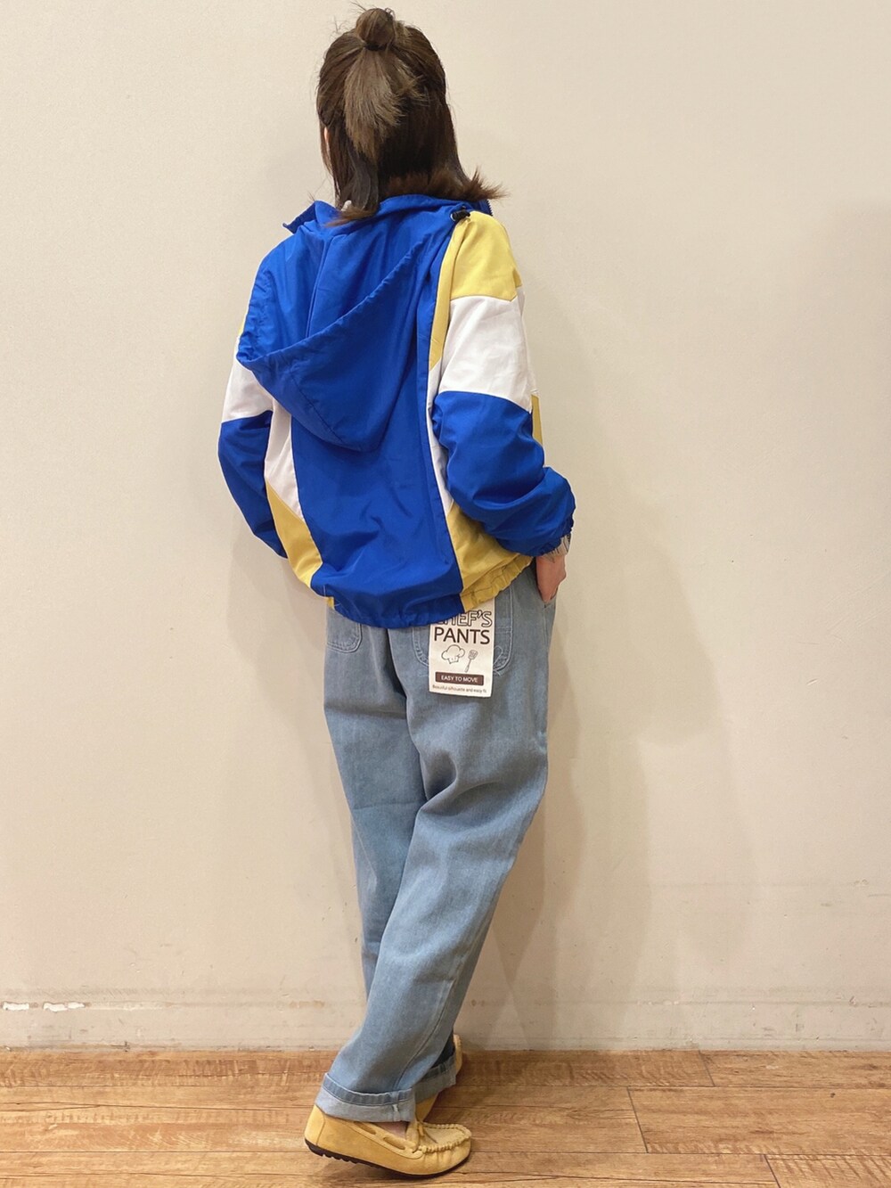 ブルー系のデニムパンツ、ブルー系のブルゾン、ホワイト系のスウェットを着用したレディースの春コーディネートの3枚目の写真