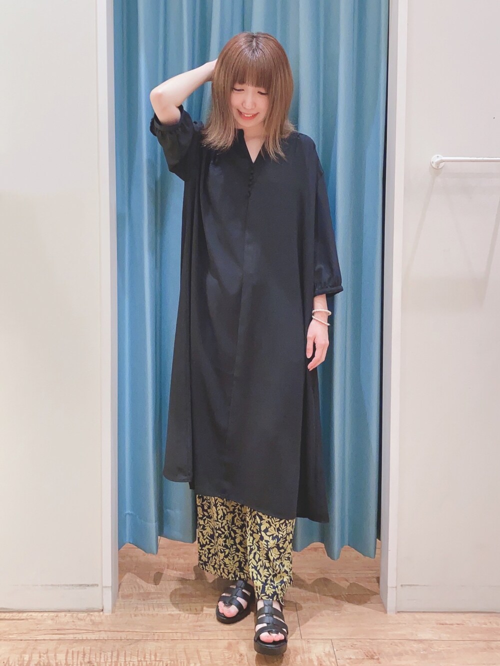 ブラック系のワンピース、イエロー系のその他パンツ、ブラック系のサンダルを着用したレディースの春コーディネートの4枚目の写真