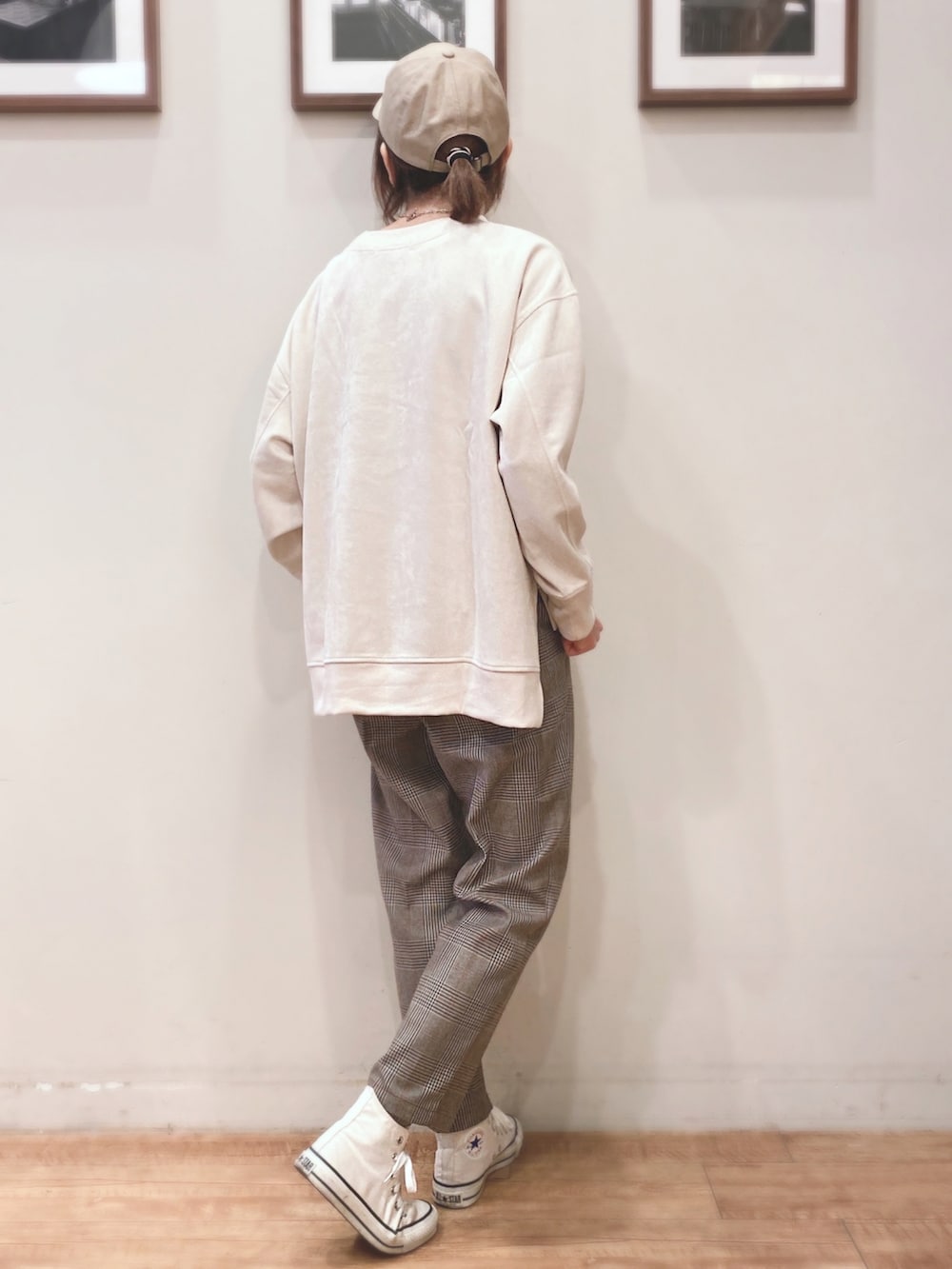 ベージュ系のブルゾン、ベージュ系のTシャツ/カットソー、ベージュ系のバックパック/リュックを着用したレディースの秋コーディネートの4枚目の写真