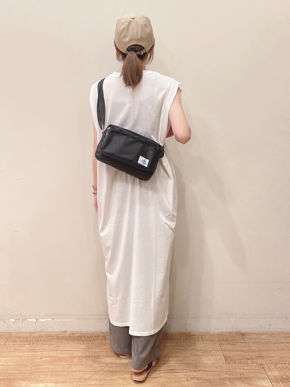 ホワイト系のワンピース、ベージュ系のその他パンツ、ブラック系のサンダルを着用したレディースの夏コーディネートの3枚目の写真