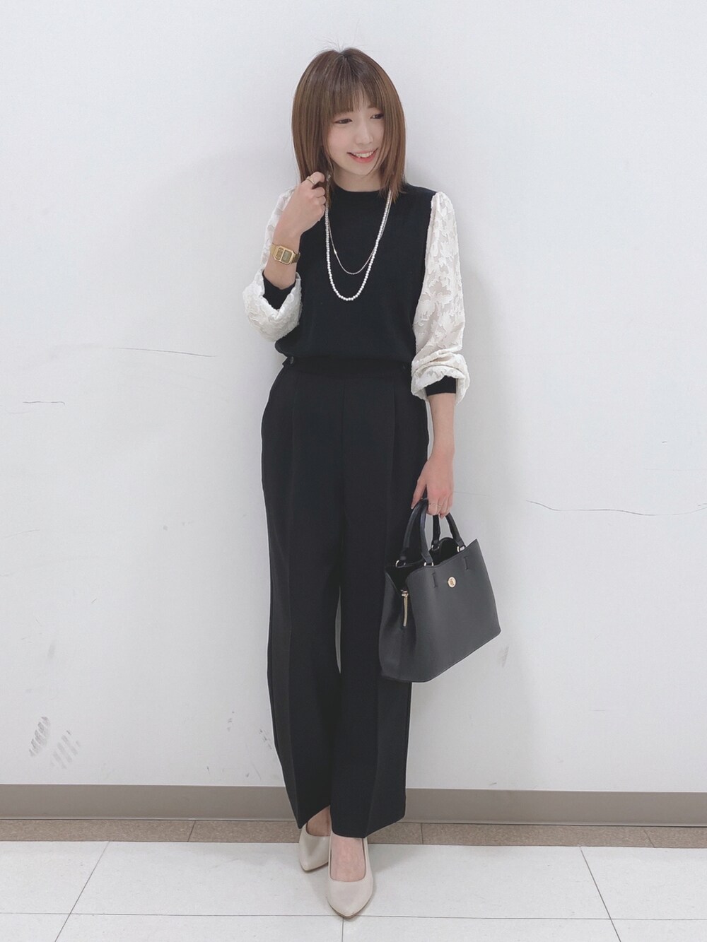 ブラック系のニット/セーター、ブラック系のその他パンツ、ベージュ系のパンプスを着用したレディースの冬コーディネートの4枚目の写真