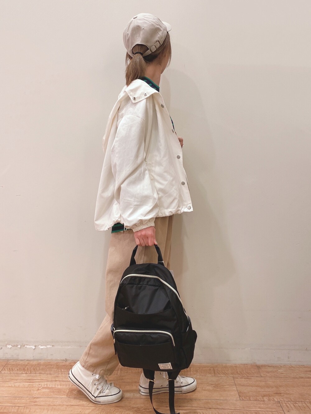 ブルー系のTシャツ/カットソー、ホワイト系のブルゾン、ベージュ系のその他パンツを着用したレディースの春コーディネートの2枚目の写真