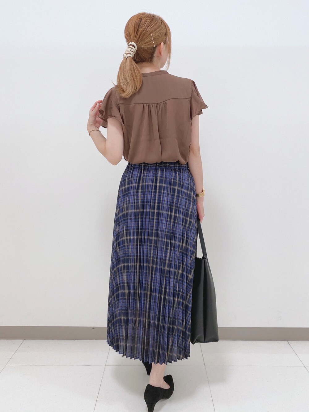 ブラウン系のシャツ/ブラウス、ブルー系のスカート、ブラック系のパンプスを着用したレディースの夏コーディネートの3枚目の写真
