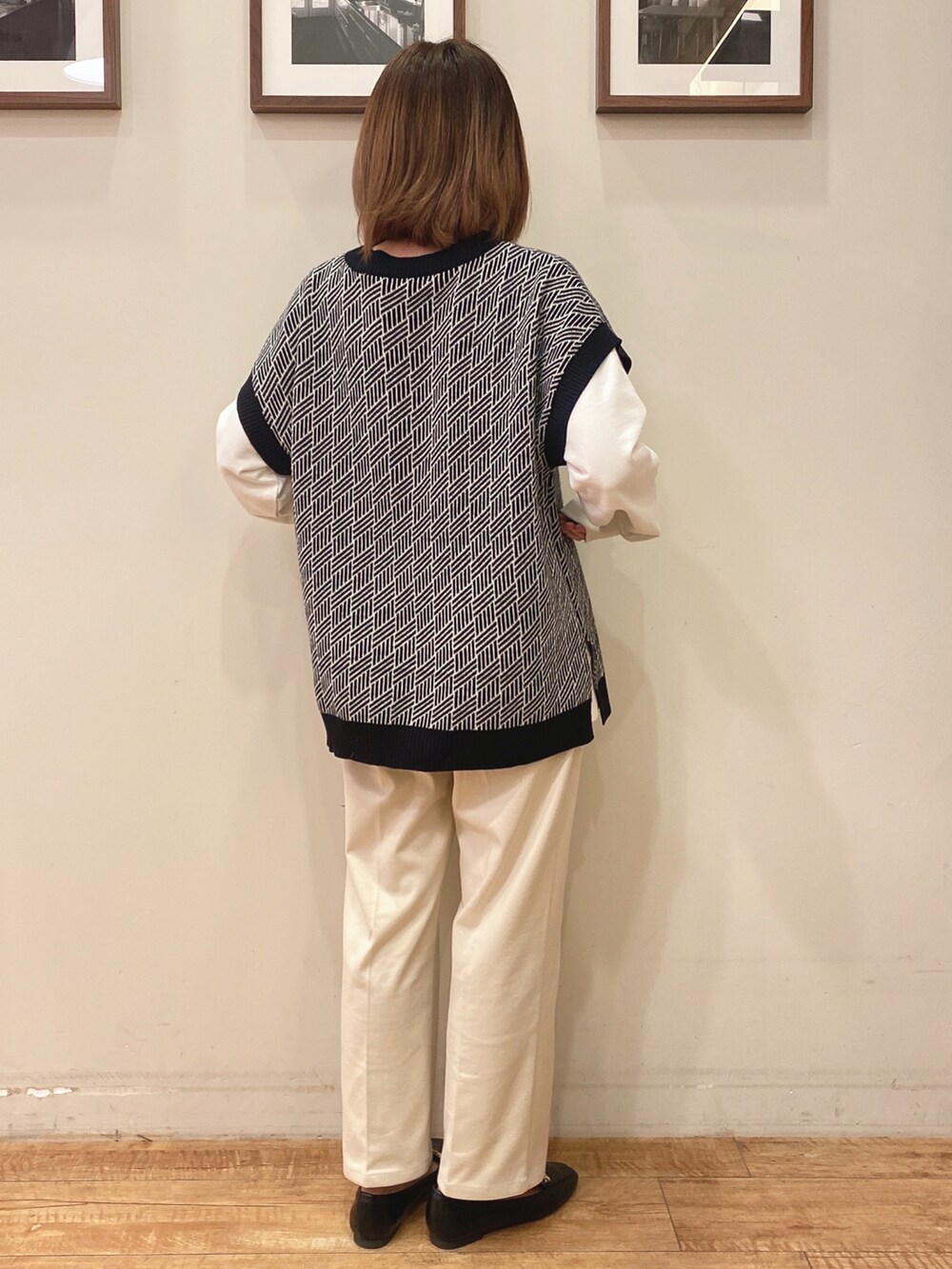 ブラック系のその他トップス、ホワイト系のその他パンツ、ホワイト系のスウェットを着用したレディースの冬コーディネートの2枚目の写真