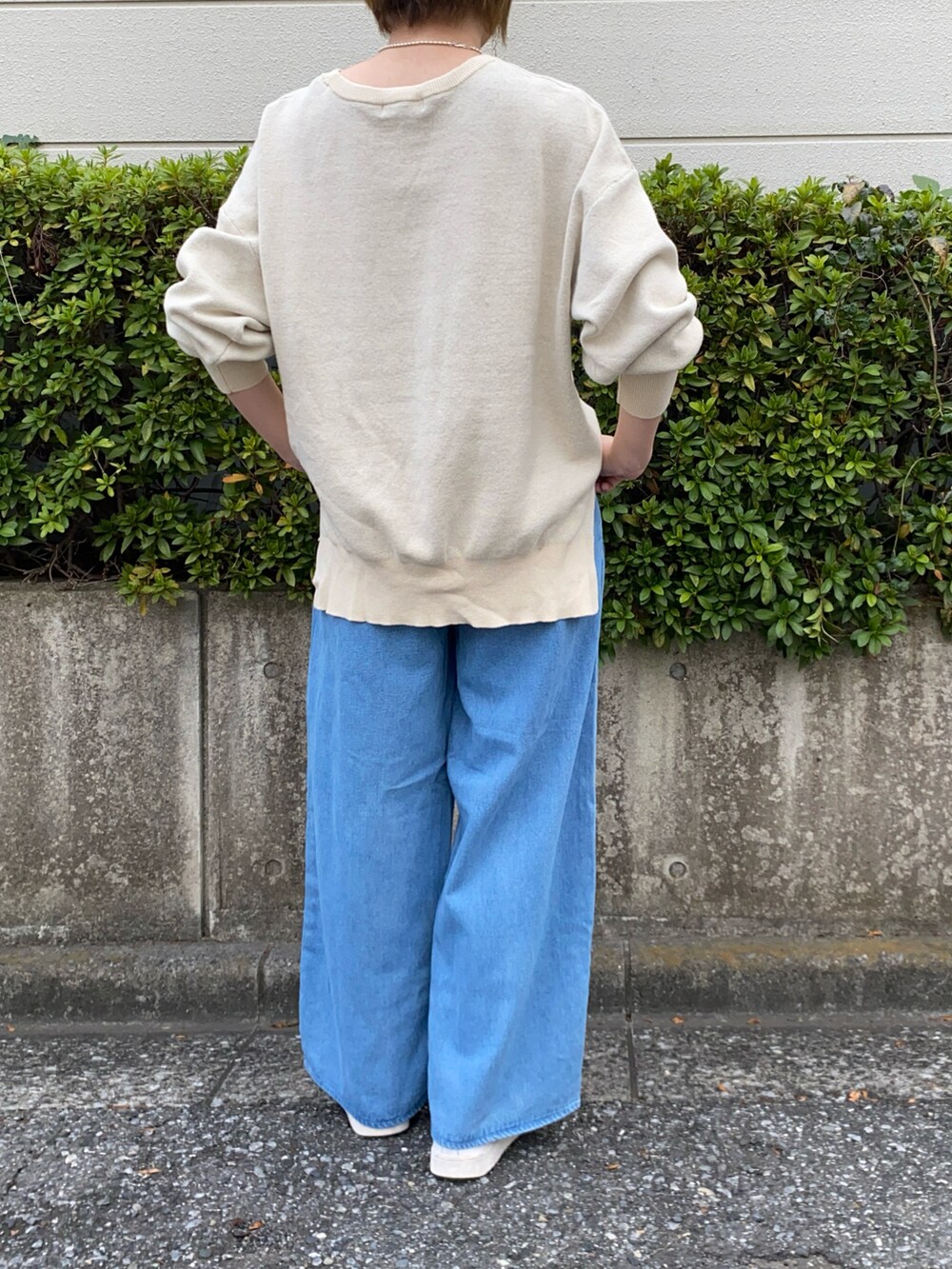 ホワイト系のニット/セーター、ブルー系のその他パンツを着用したレディースの秋コーディネートの3枚目の写真