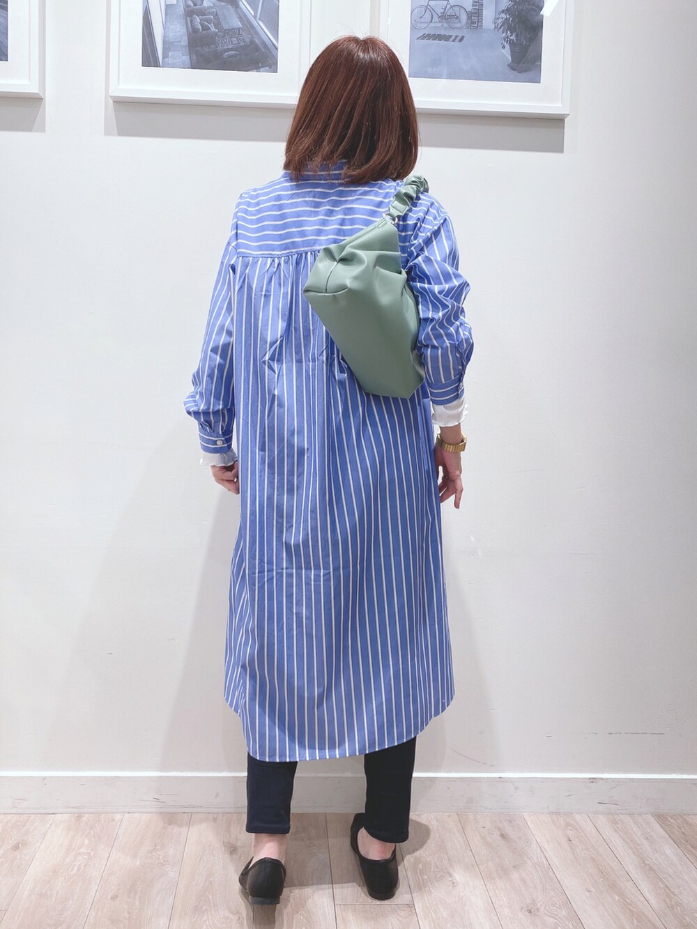 ブルー系のワンピース、ホワイト系のTシャツ/カットソー、ブラック系のその他パンツを着用したレディースの春コーディネートの5枚目の写真