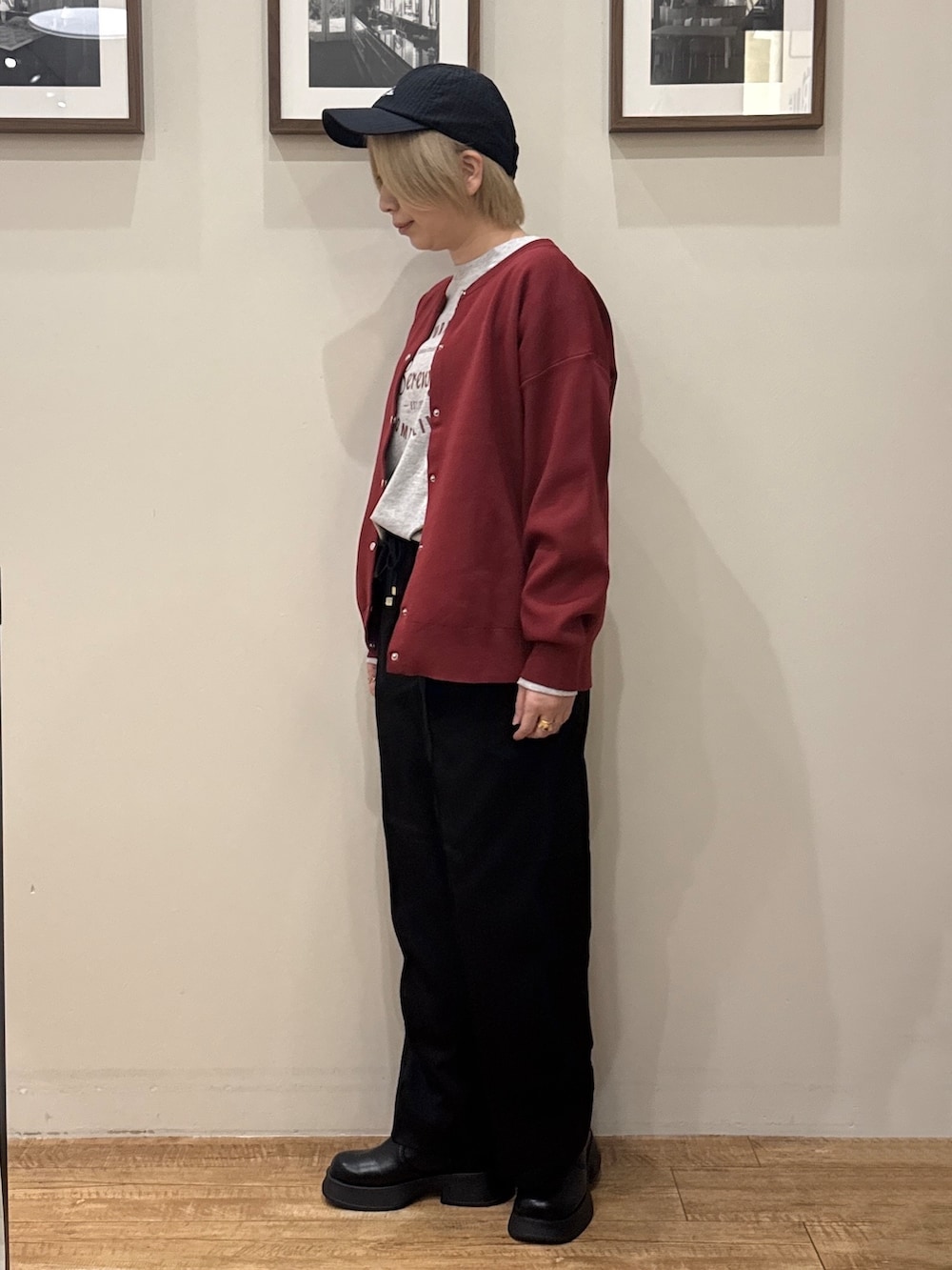 レッド系のカーディガン/ボレロ、グレー系のTシャツ/カットソー、ブラック系のその他パンツを着用したレディースの秋コーディネートの2枚目の写真