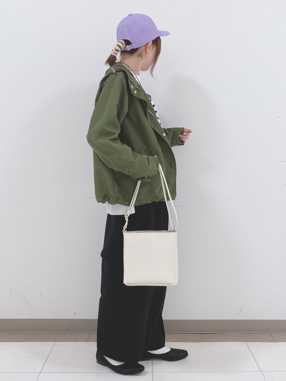 ブラック系のニット/セーター、グリーン系のブルゾン、ブラック系のその他パンツを着用したレディースの春コーディネートの2枚目の写真