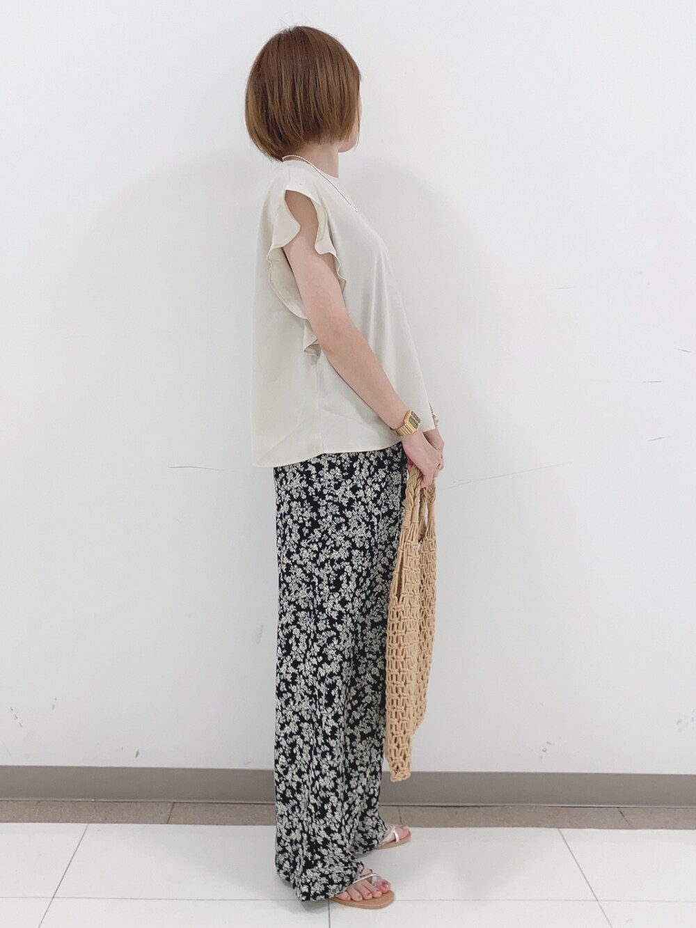 ベージュ系のシャツ/ブラウス、ブラック系のその他パンツ、ブラウン系のトートバッグを着用したレディースの夏コーディネートの2枚目の写真