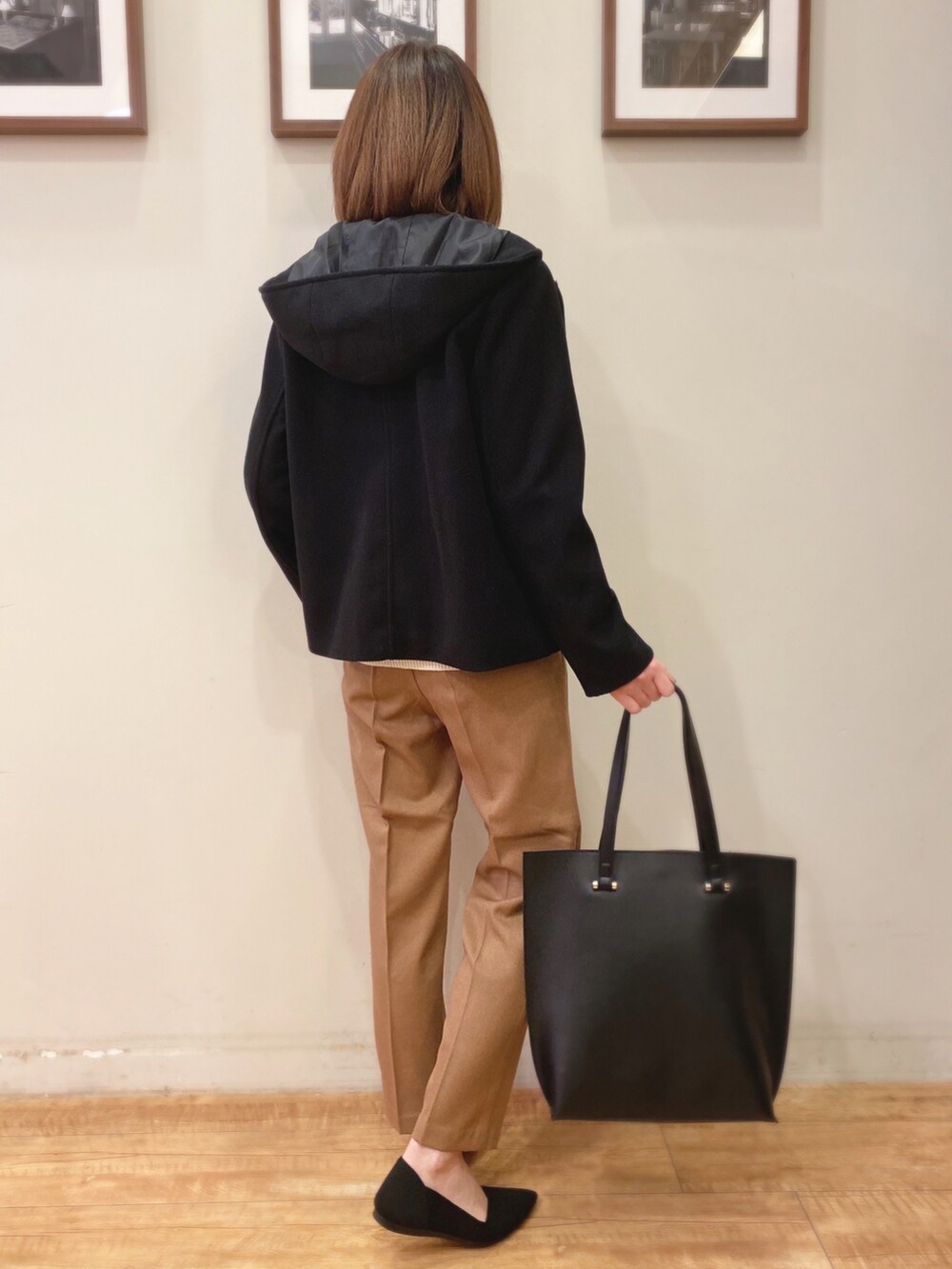 ブラック系のその他アウター、ブラウン系のニット/セーター、イエロー系のその他パンツを着用したレディースの冬コーディネートの2枚目の写真