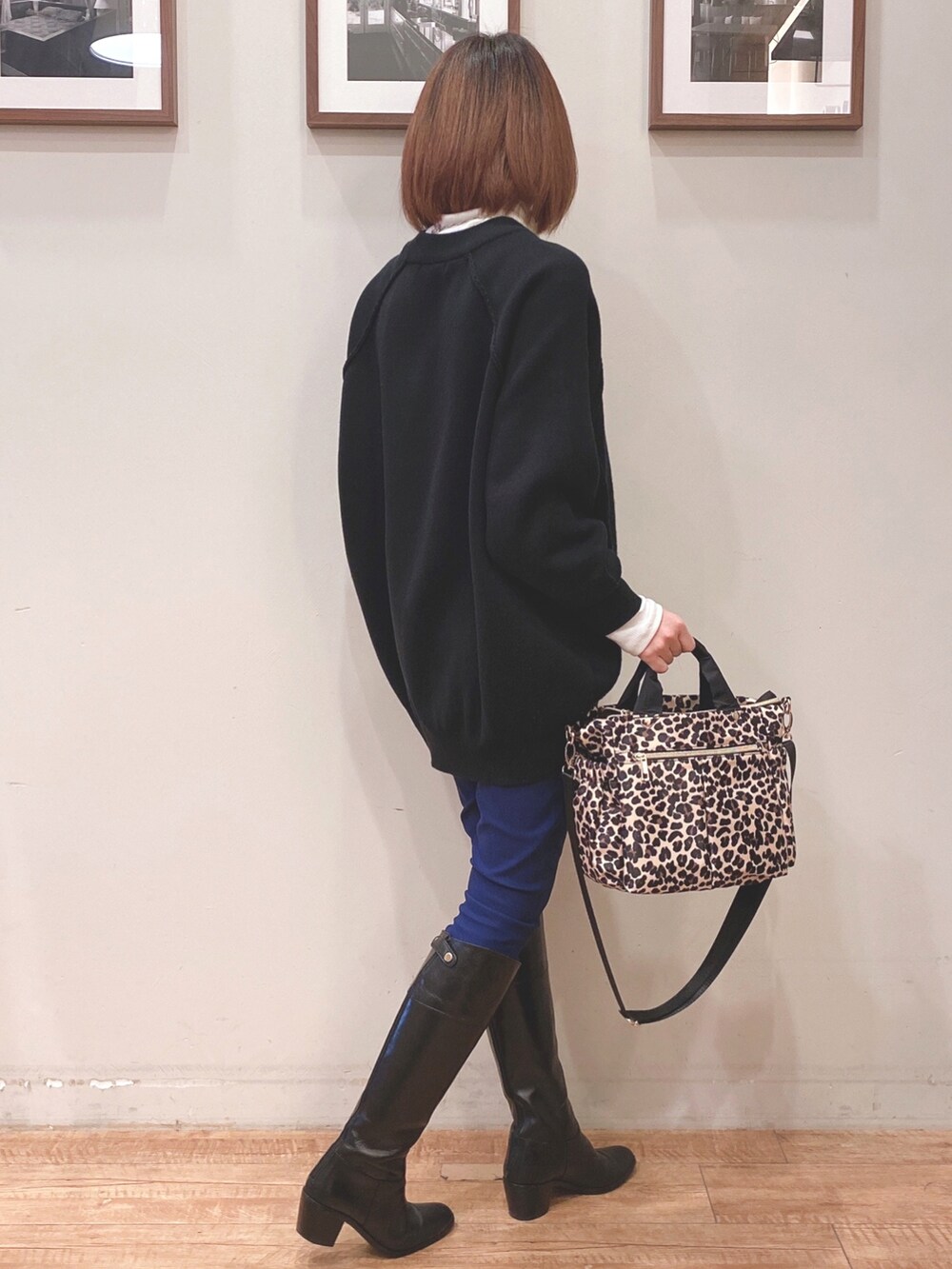 ブラック系のニット/セーター、ブルー系のその他パンツ、ブラック系のブーツを着用したレディースの冬コーディネートの2枚目の写真