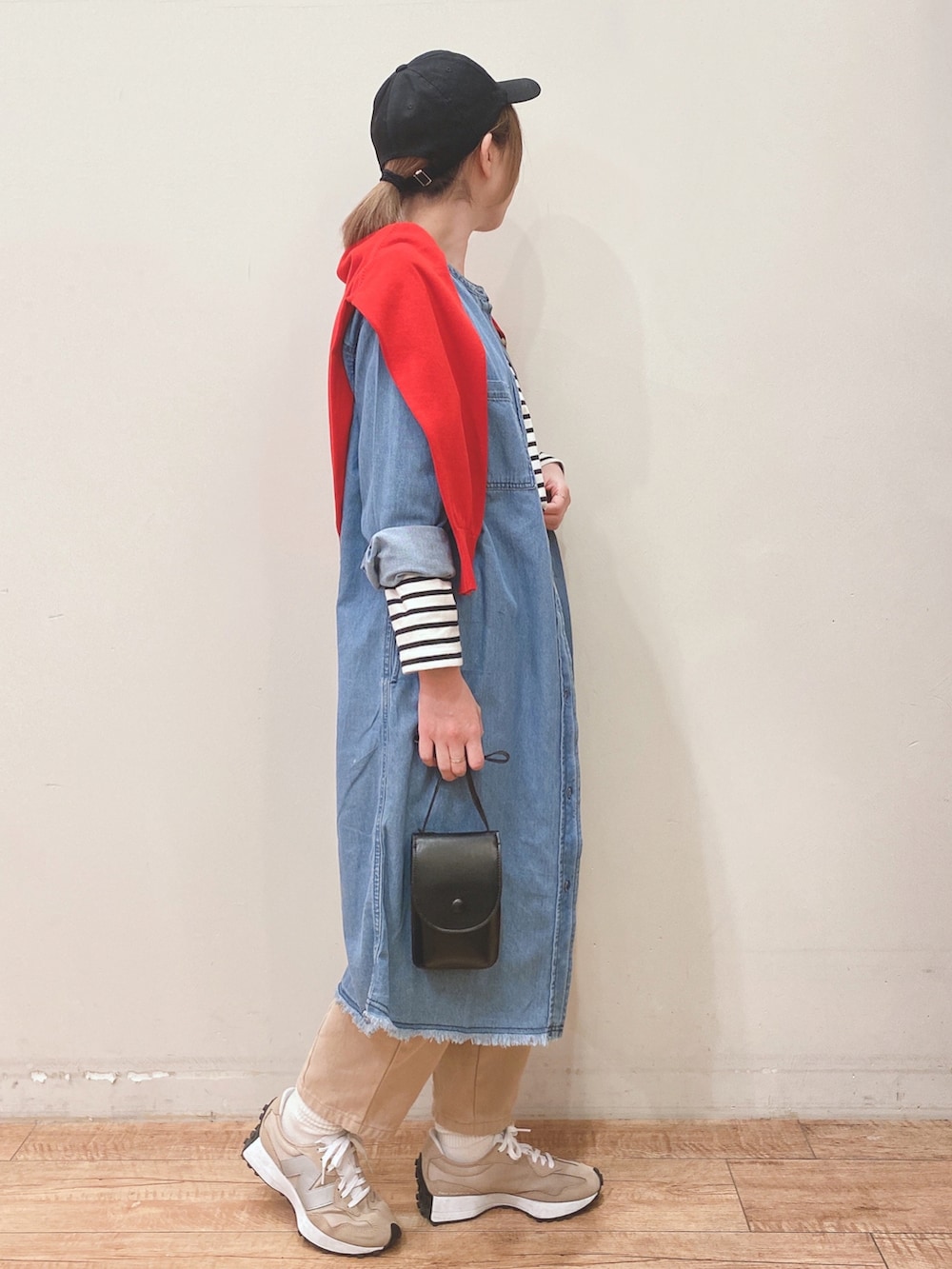 ブルー系のワンピース、レッド系のカーディガン/ボレロ、ブラック系のTシャツ/カットソーを着用したレディースの春コーディネートの2枚目の写真