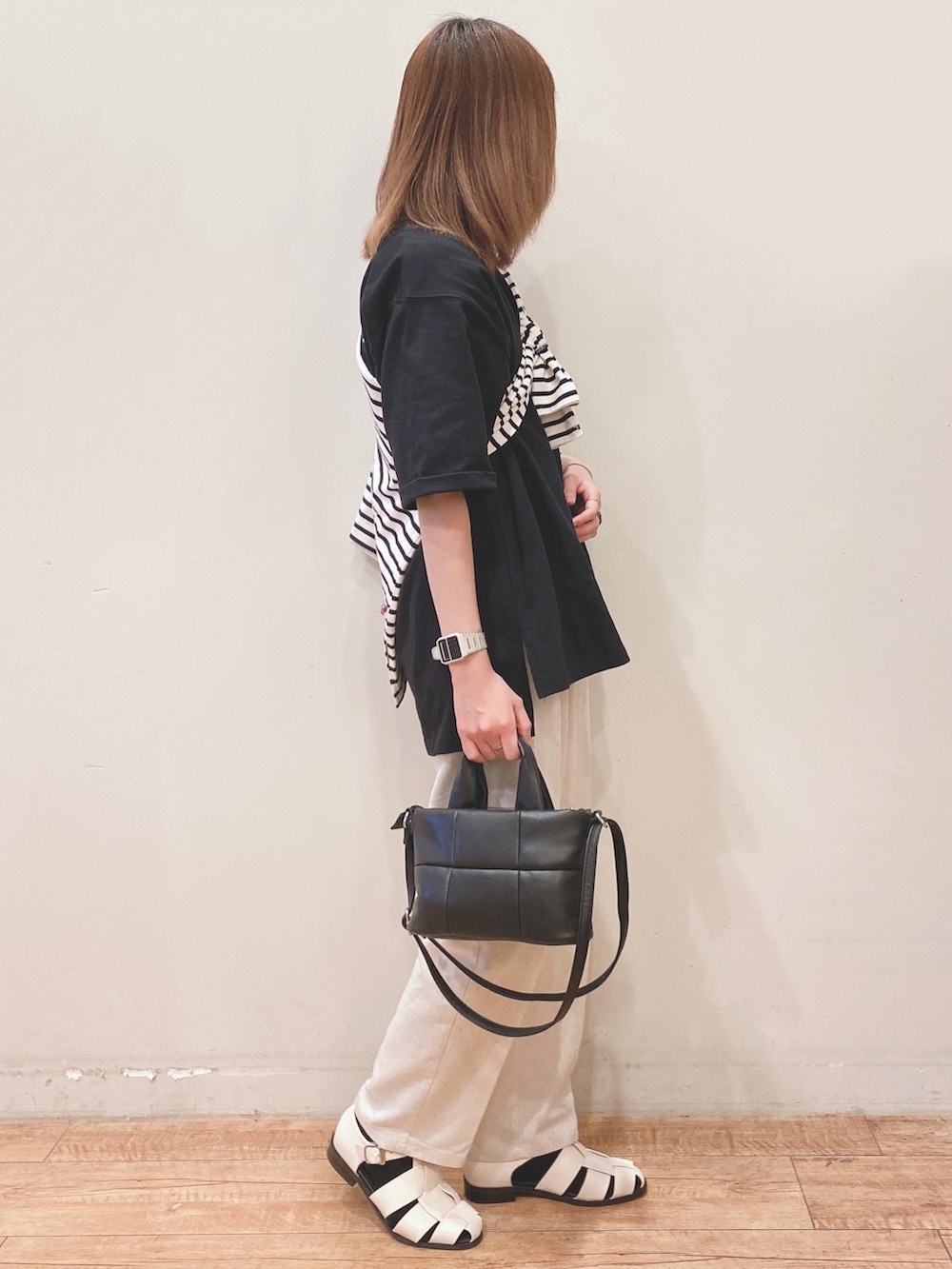 ブラック系のTシャツ/カットソー、ブラック系のTシャツ/カットソー、ベージュ系のその他パンツを着用したレディースの春コーディネートの2枚目の写真