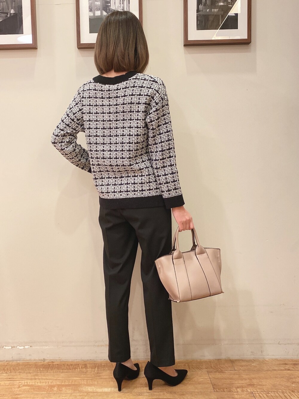 ホワイト系のカーディガン/ボレロ、グレー系のトートバッグ、ブラック系のパンプスを着用したレディースの冬コーディネートの2枚目の写真