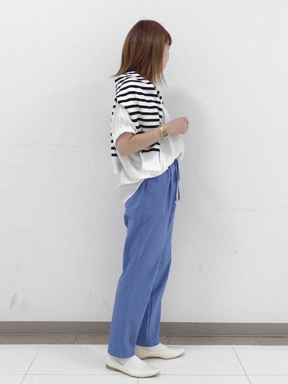 ホワイト系のTシャツ/カットソー、ブラック系のニット/セーター、ブルー系のその他パンツを着用したレディースの春コーディネートの2枚目の写真