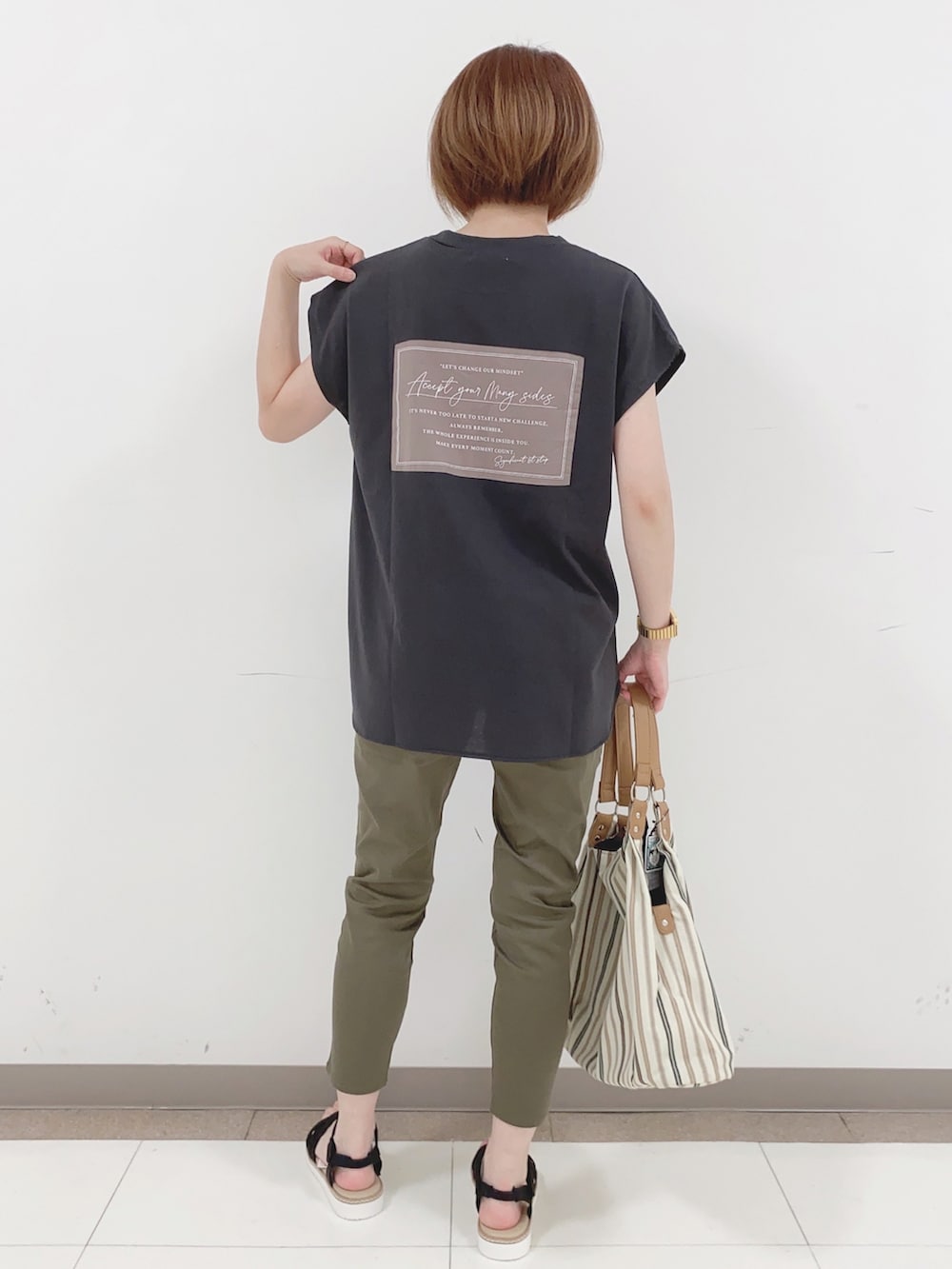 グレー系のTシャツ/カットソー、グリーン系のその他パンツ、ブラック系のサンダルを着用したレディースの春コーディネートの3枚目の写真