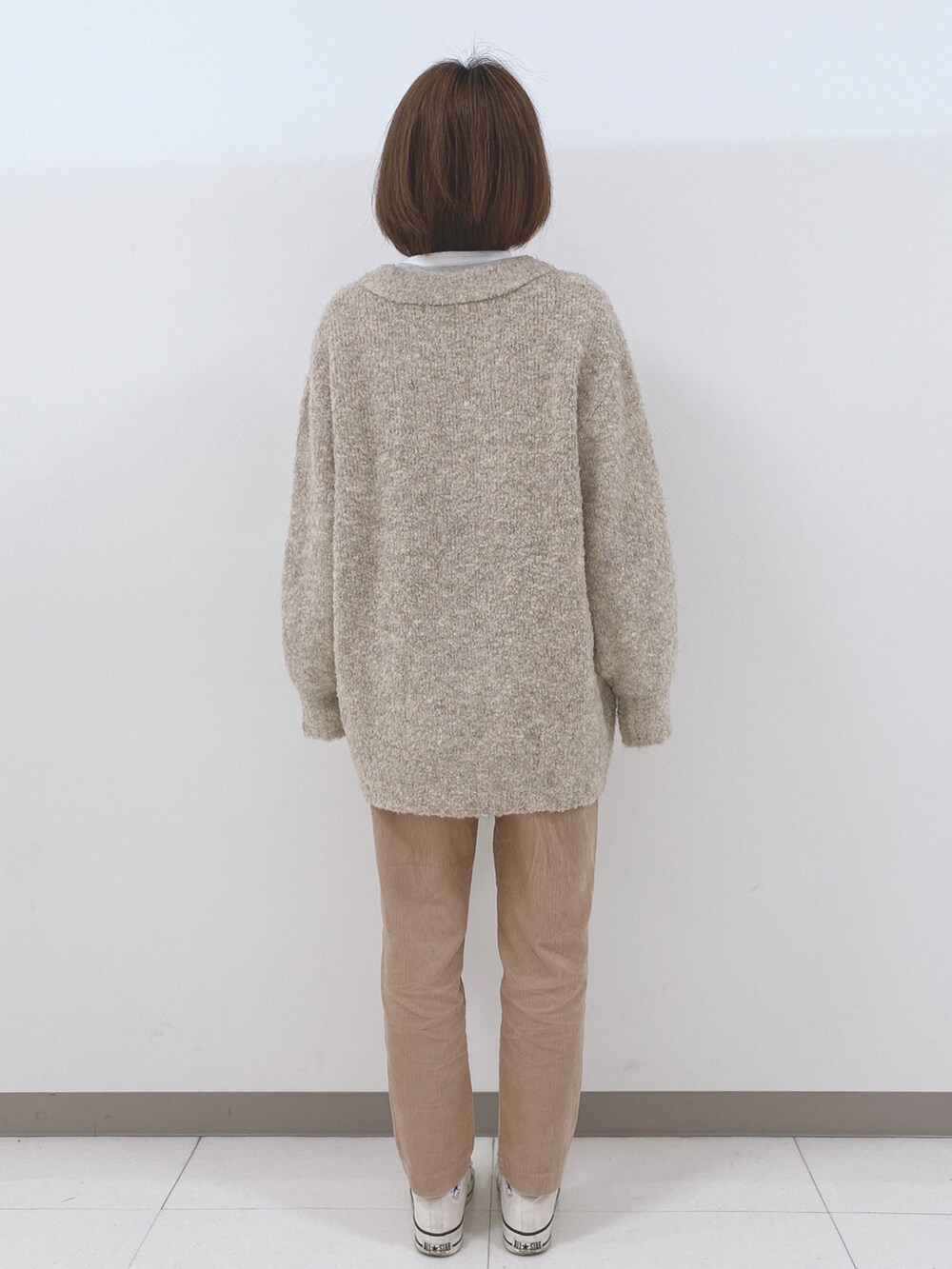 ベージュ系のカーディガン/ボレロ、グレー系のスウェット、ホワイト系のシャツ/ブラウスを着用したレディースの秋コーディネートの3枚目の写真