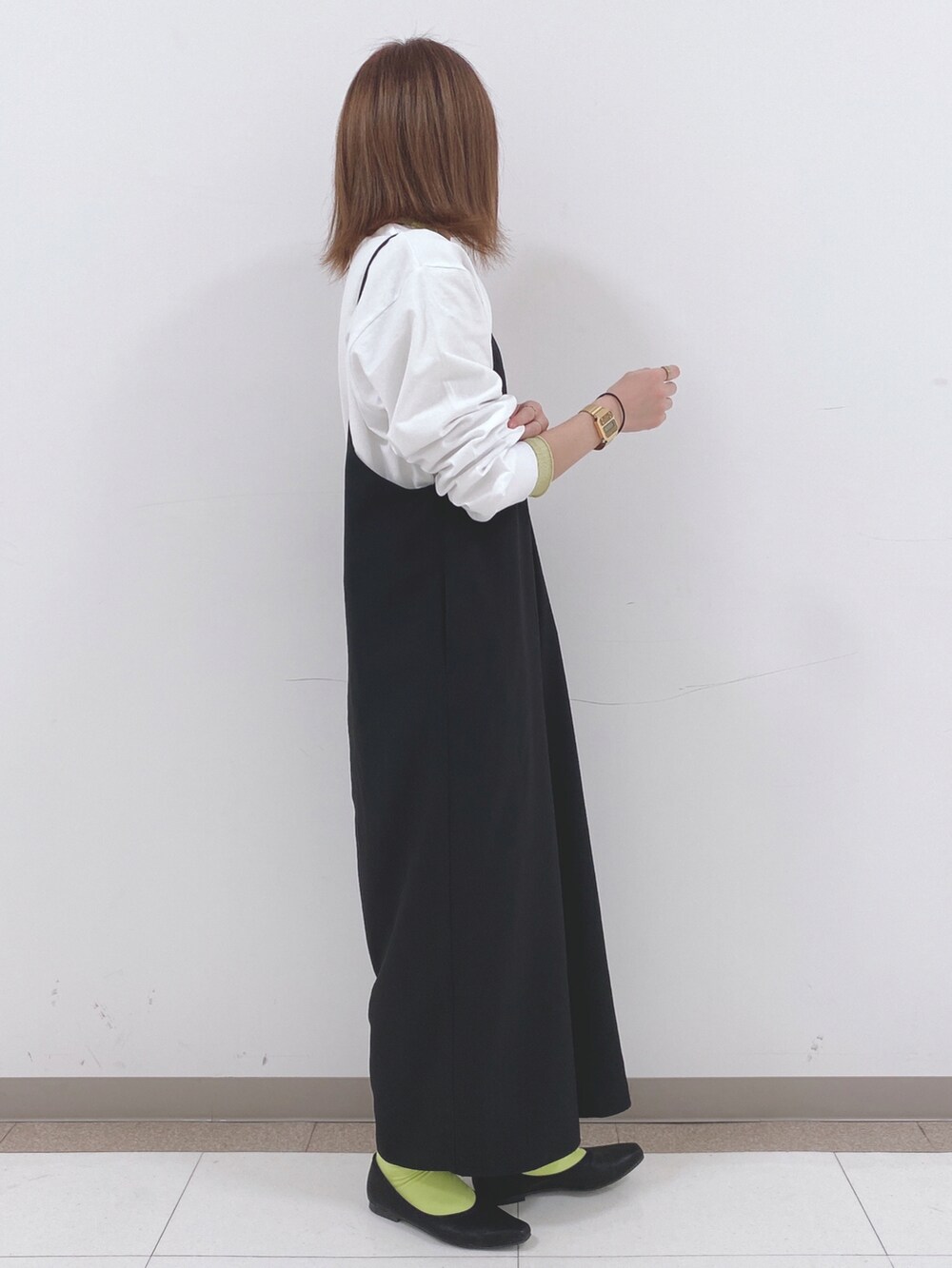 ホワイト系のTシャツ/カットソー、イエロー系のTシャツ/カットソー、ブラック系のサロペット/オーバーオールを着用したレディースの春コーディネートの2枚目の写真