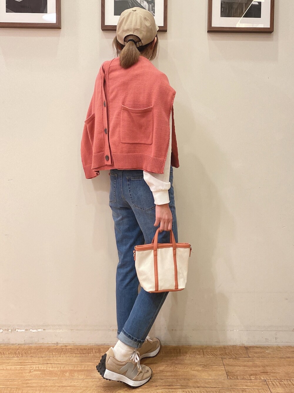 ホワイト系のTシャツ/カットソー、ピンク系のカーディガン/ボレロ、ブルー系のデニムパンツを着用したレディースの冬コーディネートの3枚目の写真