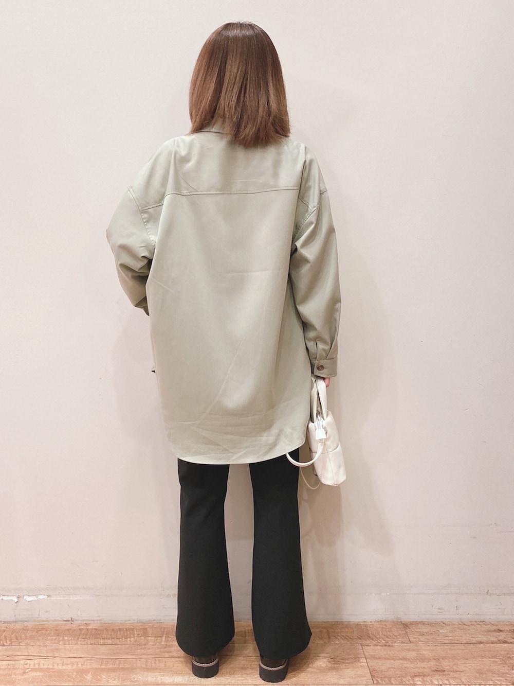 ブラック系のTシャツ/カットソー、グリーン系のシャツ/ブラウス、ブラック系のその他パンツを着用したレディースの春コーディネートの3枚目の写真