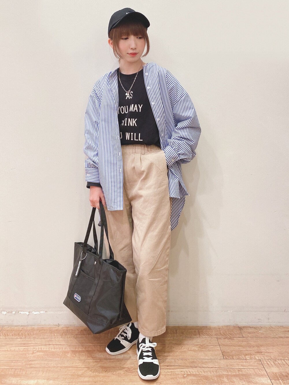 ブラック系のTシャツ/カットソー、ブルー系のワンピース、ベージュ系のその他パンツを着用したレディースの春コーディネートの4枚目の写真