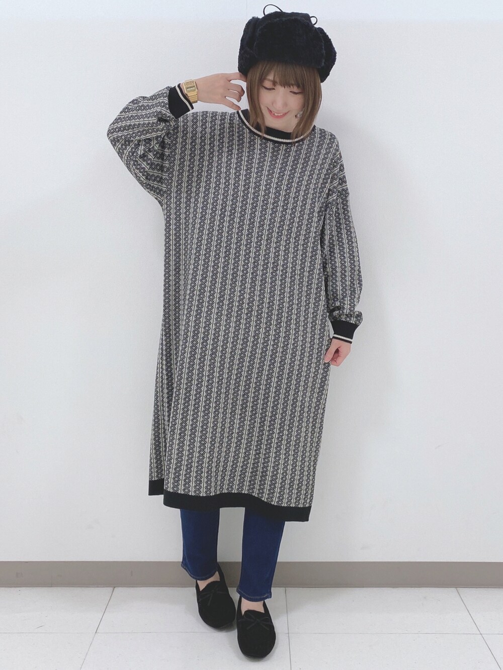 ブラック系のワンピース、ブルー系のデニムパンツ、ブラック系のその他シューズを着用したレディースの秋コーディネートの4枚目の写真