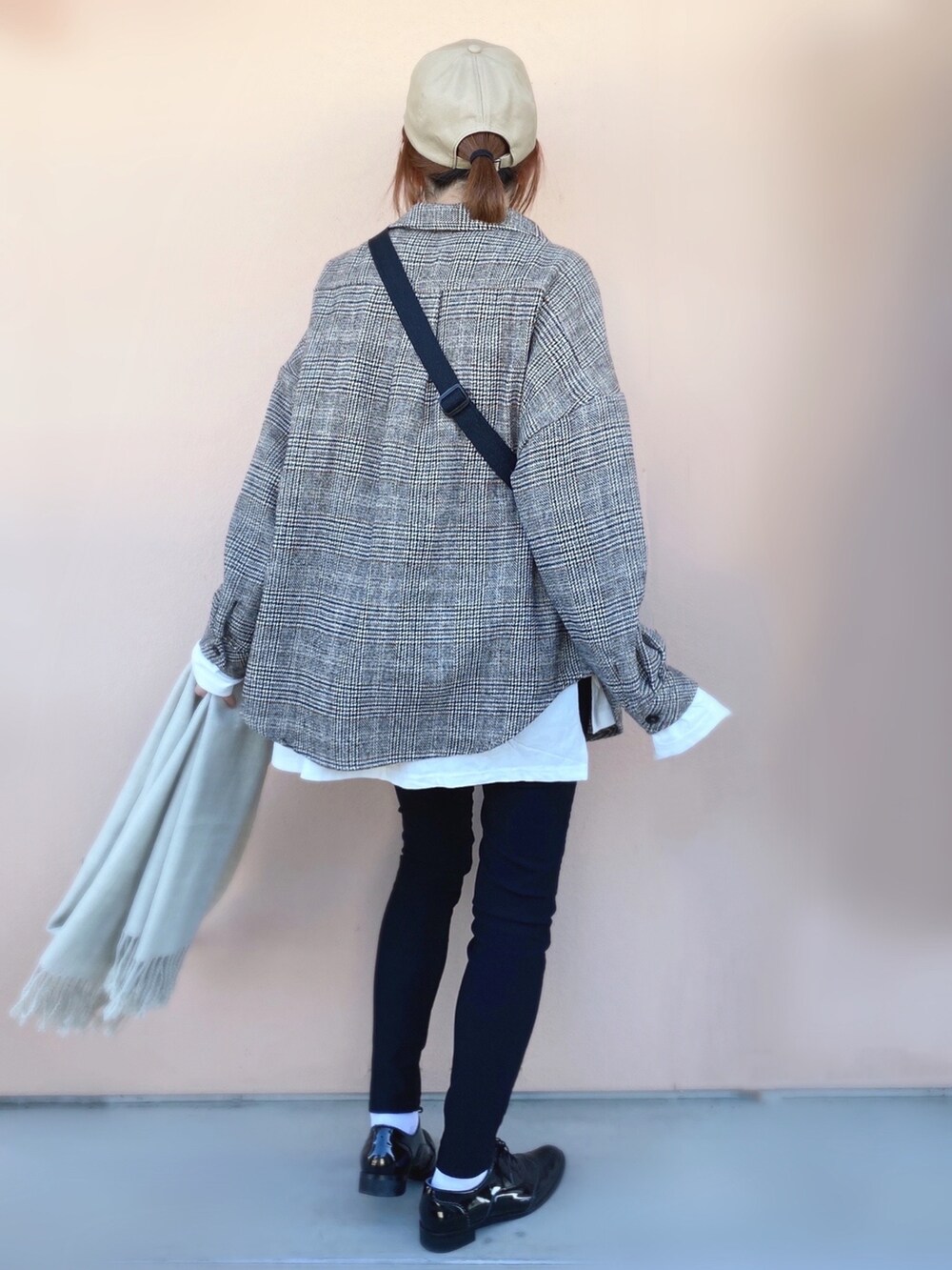 ブラック系のショルダーバッグ、ブラウン系のミリタリージャケット、ブラック系のその他パンツを着用したレディースの冬コーディネートの2枚目の写真