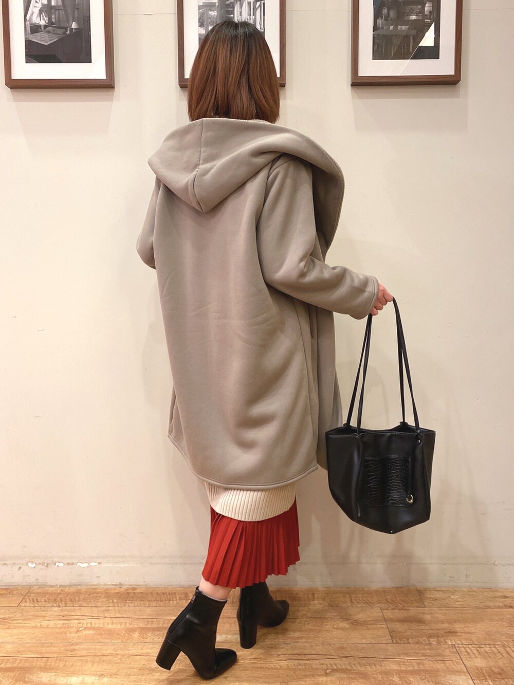 グレー系のその他アウター、ブラック系のトートバッグ、ブラック系のブーツを着用したレディースの冬コーディネートの2枚目の写真