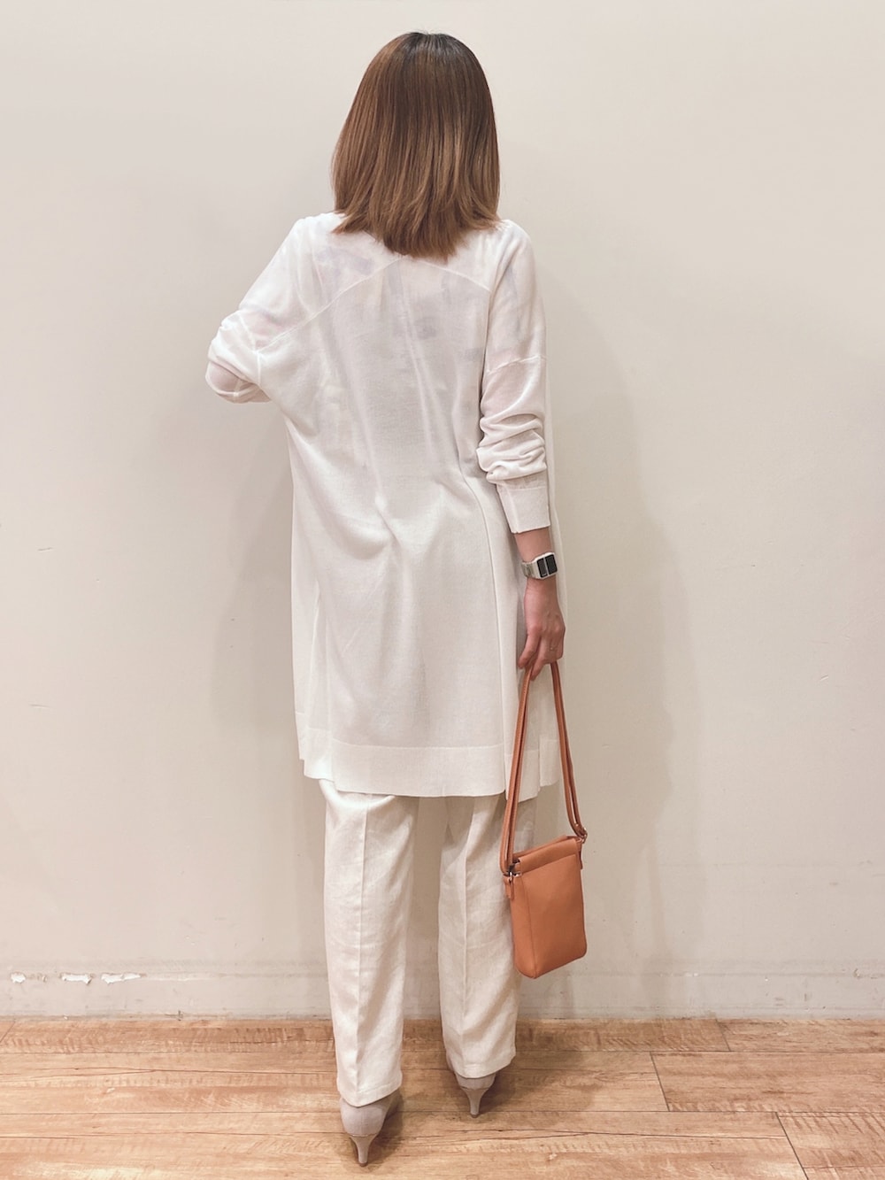 ベージュ系のシャツ/ブラウス、ベージュ系のその他パンツ、ホワイト系のカーディガン/ボレロを着用したレディースの春コーディネートの3枚目の写真