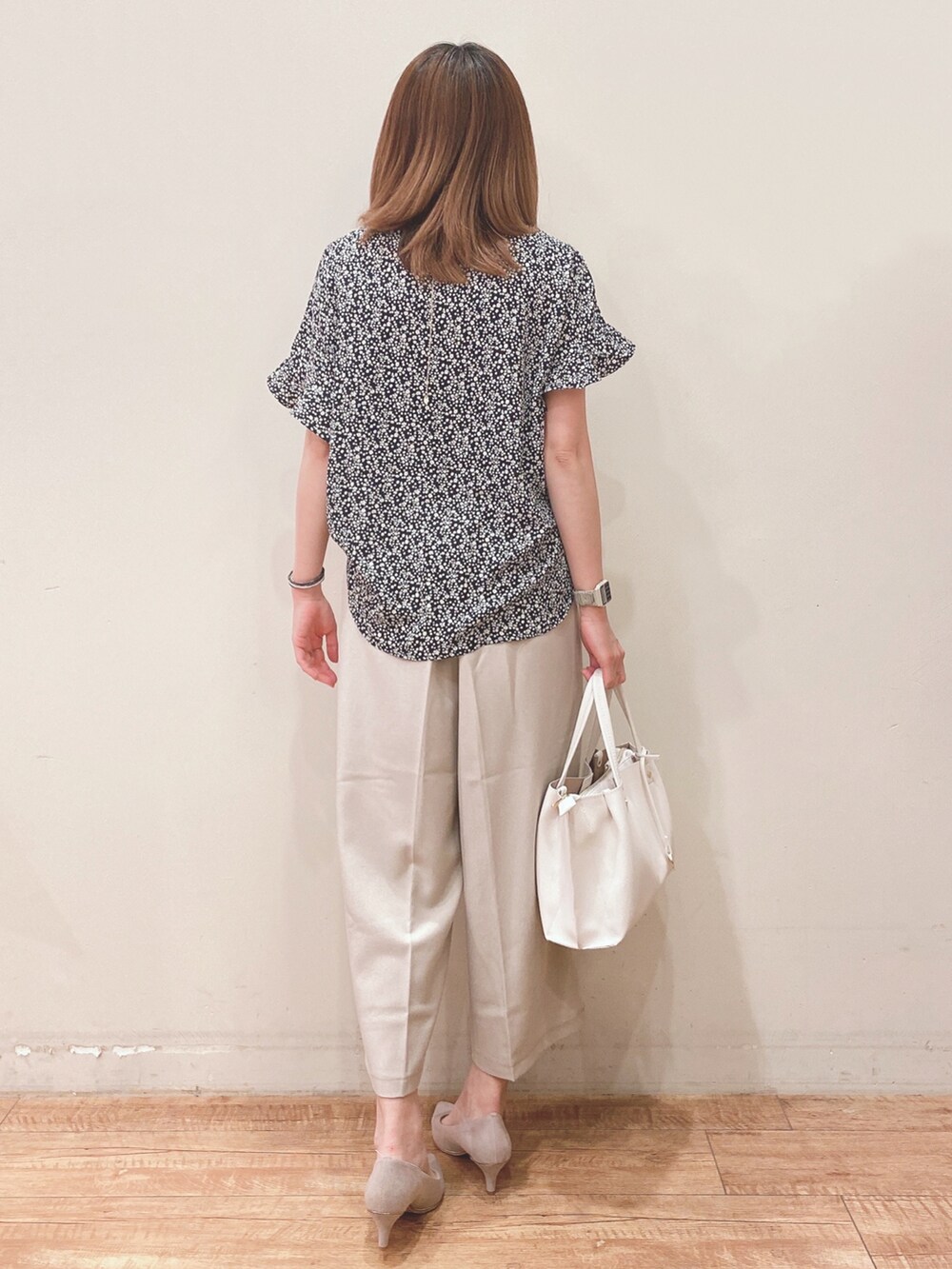 ブルー系のシャツ/ブラウス、ベージュ系のその他パンツ、ベージュ系のパンプスを着用したレディースの春コーディネートの3枚目の写真