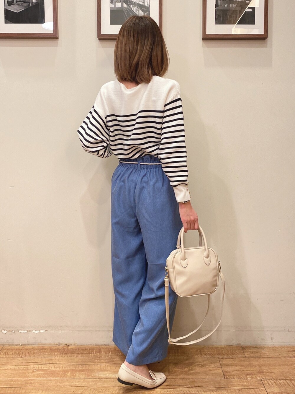 ブラック系のニット/セーター、ベージュ系のブルゾン、ブルー系のその他パンツを着用したレディースの冬コーディネートの4枚目の写真