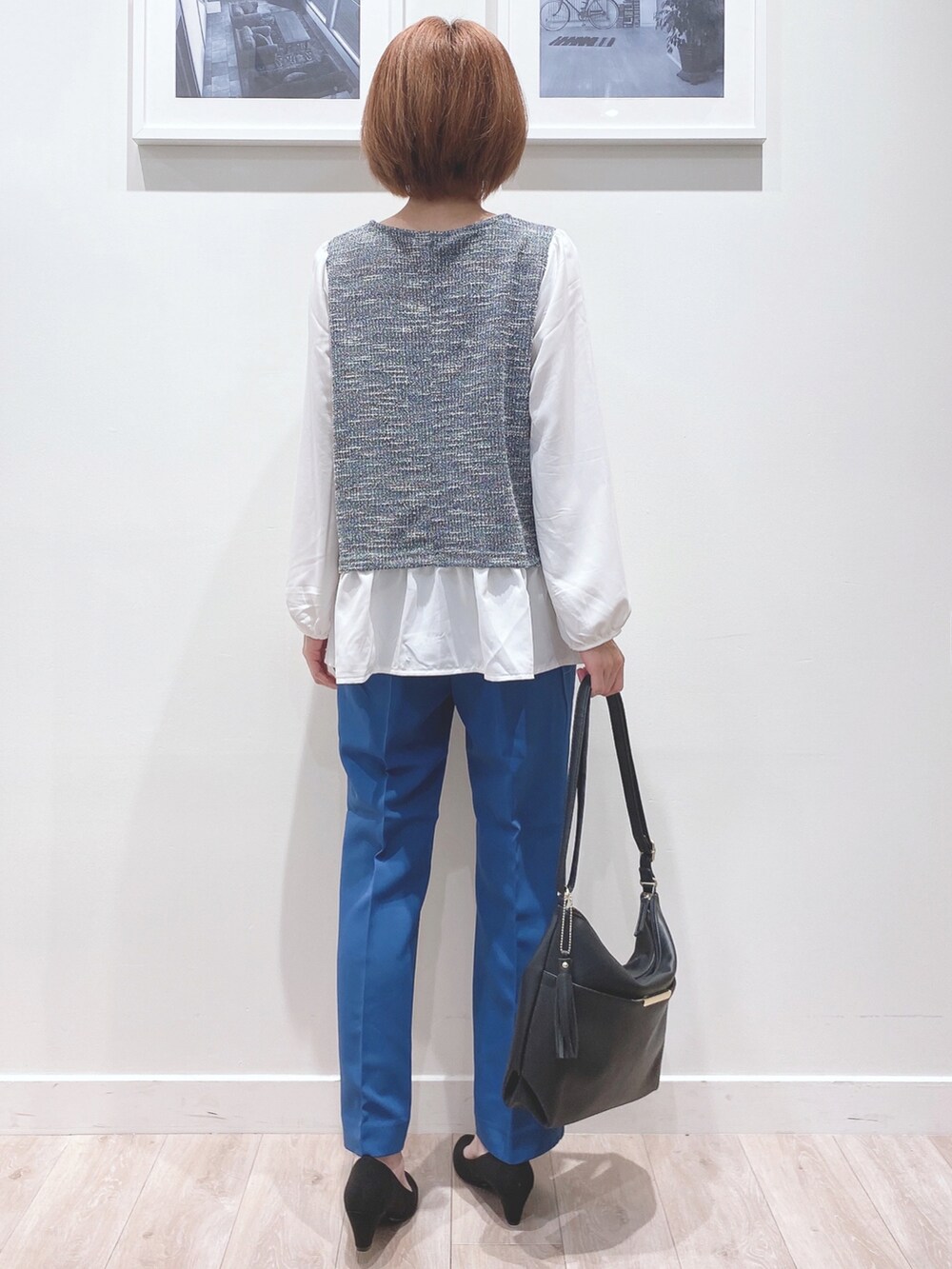 グリーン系のTシャツ/カットソー、ブルー系のその他パンツ、ブラック系のショルダーバッグを着用したレディースの秋コーディネートの3枚目の写真