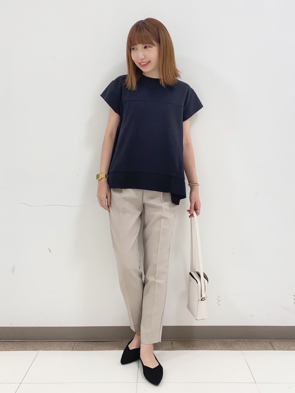 ホワイト系のTシャツ/カットソー、ベージュ系のその他パンツ、ホワイト系のショルダーバッグを着用したレディースの春コーディネートの4枚目の写真