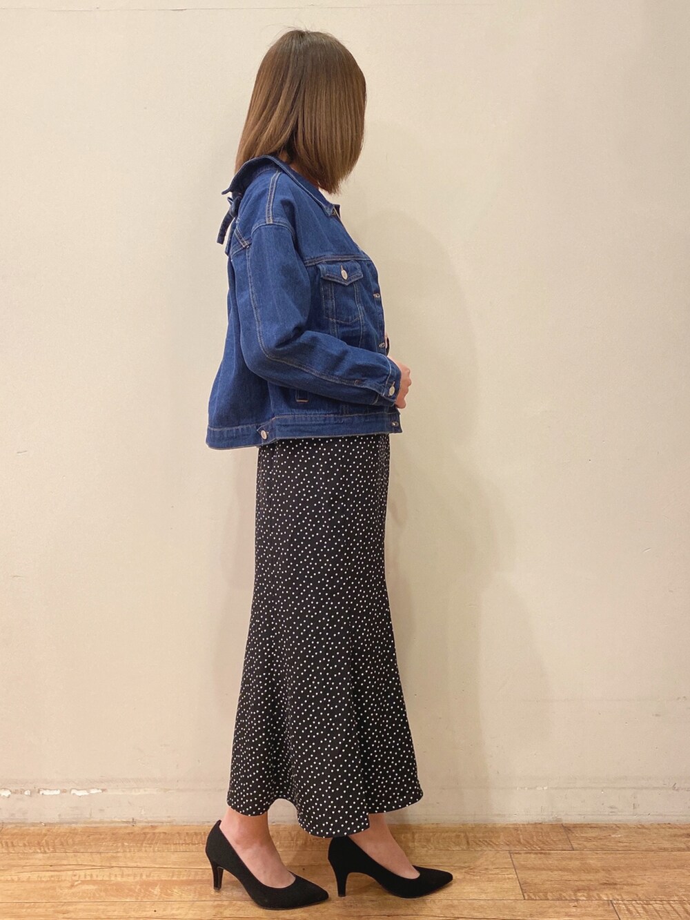 ピンク系のニット/セーター、ブルー系のデニムジャケット、ブラック系のスカートを着用したレディースの春コーディネートの2枚目の写真