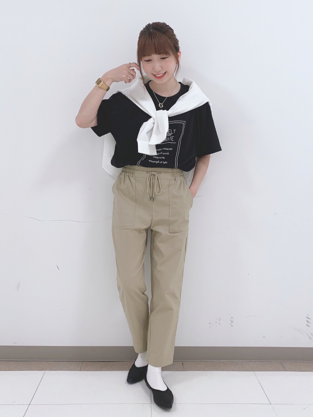 ブラック系のTシャツ/カットソー、ベージュ系のその他パンツ、ブラック系のパンプスを着用したレディースの春コーディネートの4枚目の写真