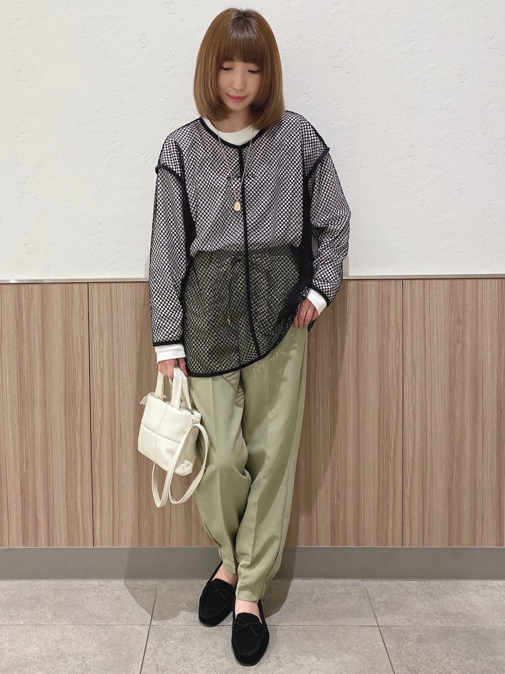 グリーン系のその他パンツ、ブラック系のその他トップス、ホワイト系のショルダーバッグを着用したレディースの春コーディネートの4枚目の写真