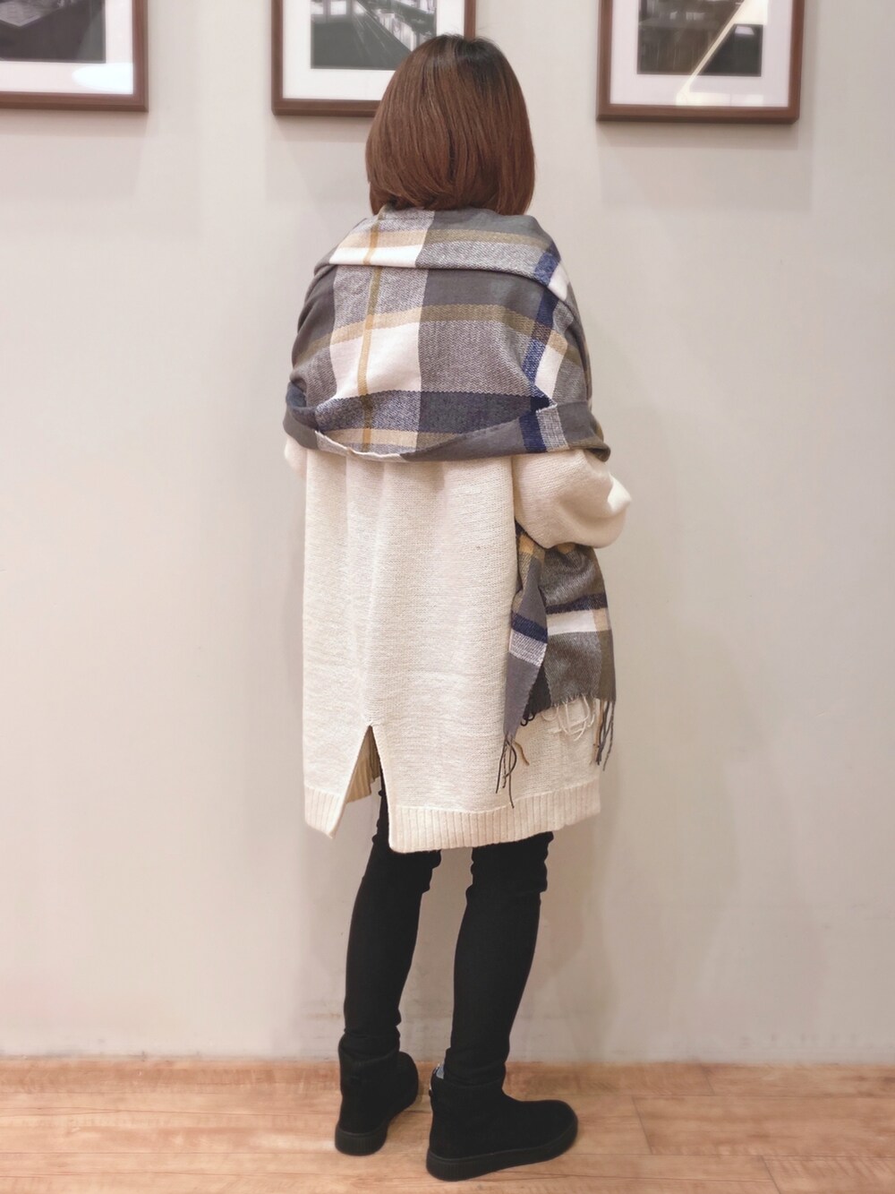 ホワイト系のニット/セーター、ブラック系のその他パンツ、ブラック系のブーツを着用したレディースの冬コーディネートの2枚目の写真