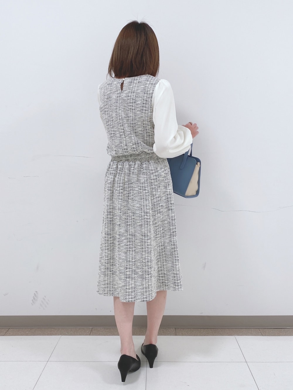 ホワイト系のスカート、ホワイト系のTシャツ/カットソー、ブラック系のパンプスを着用したレディースの冬コーディネートの3枚目の写真