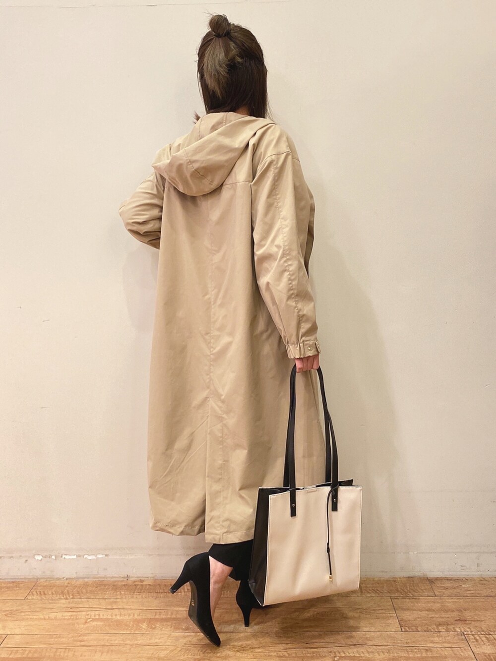 ベージュ系のニット/セーター、ブラック系のパンツ、イエロー系のその他アウターを着用したレディースの春コーディネートの3枚目の写真