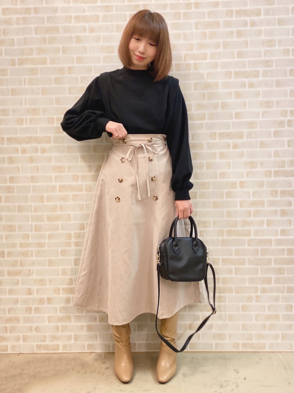 ブラック系のTシャツ/カットソー、ブラウン系のブルゾン、ブラック系のショルダーバッグを着用したレディースの冬コーディネートの2枚目の写真