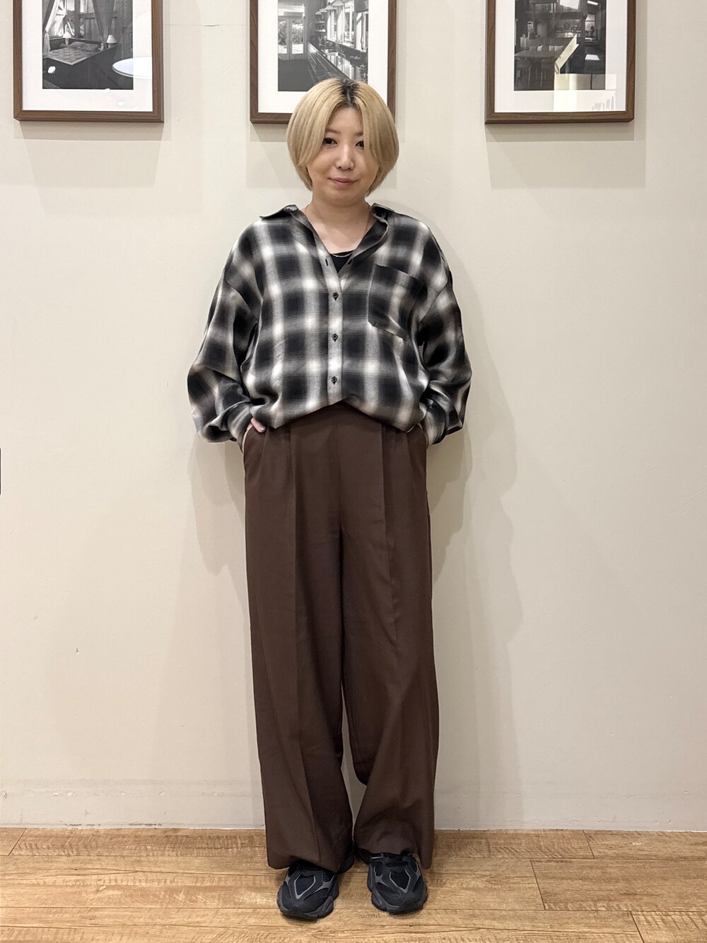 グレー系のシャツ/ブラウス、ブラック系のTシャツ/カットソー、ブラウン系のその他パンツを着用したレディースの秋コーディネートの4枚目の写真