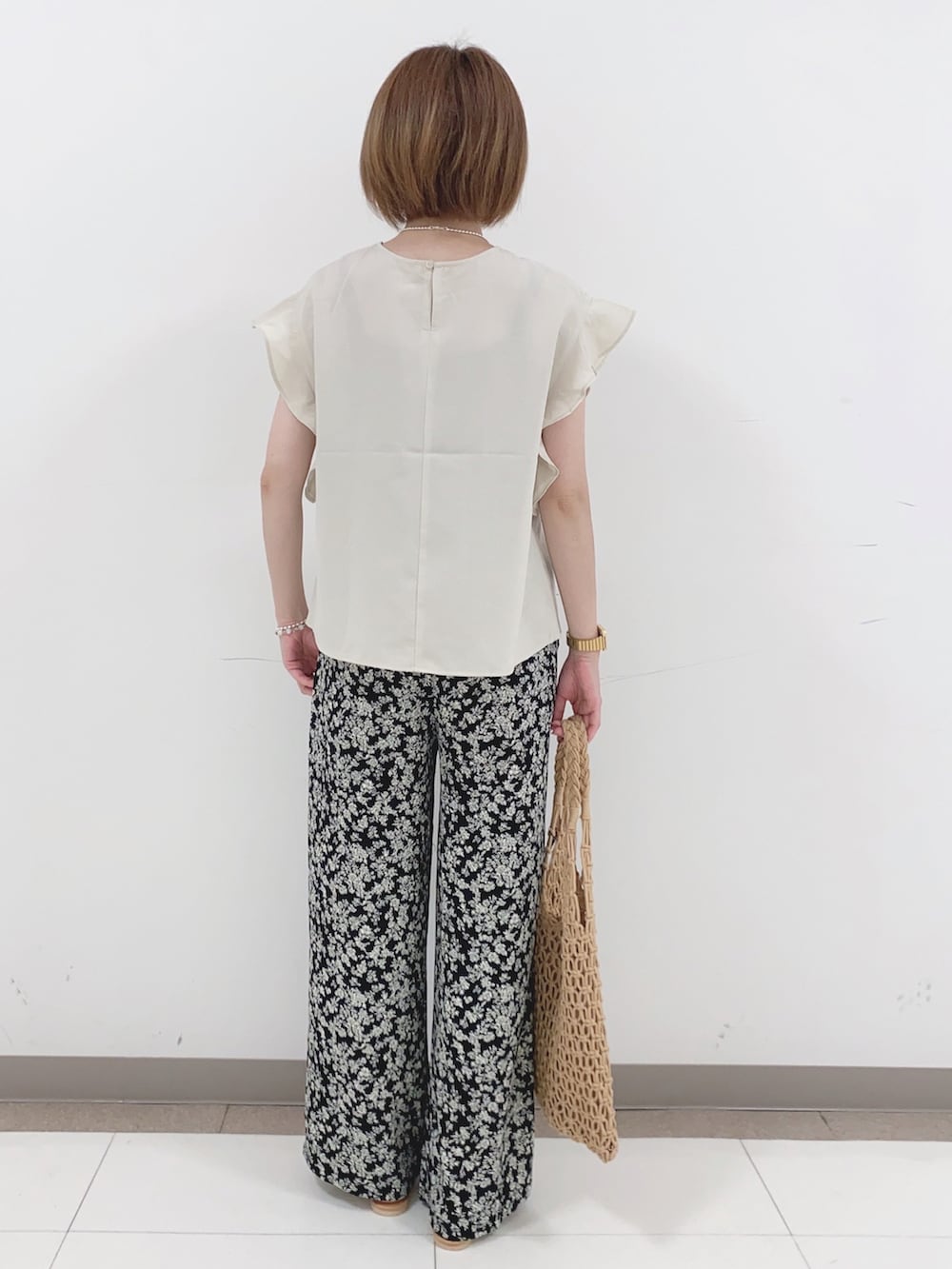 ベージュ系のシャツ/ブラウス、ブラック系のその他パンツ、ブラウン系のトートバッグを着用したレディースの夏コーディネートの3枚目の写真